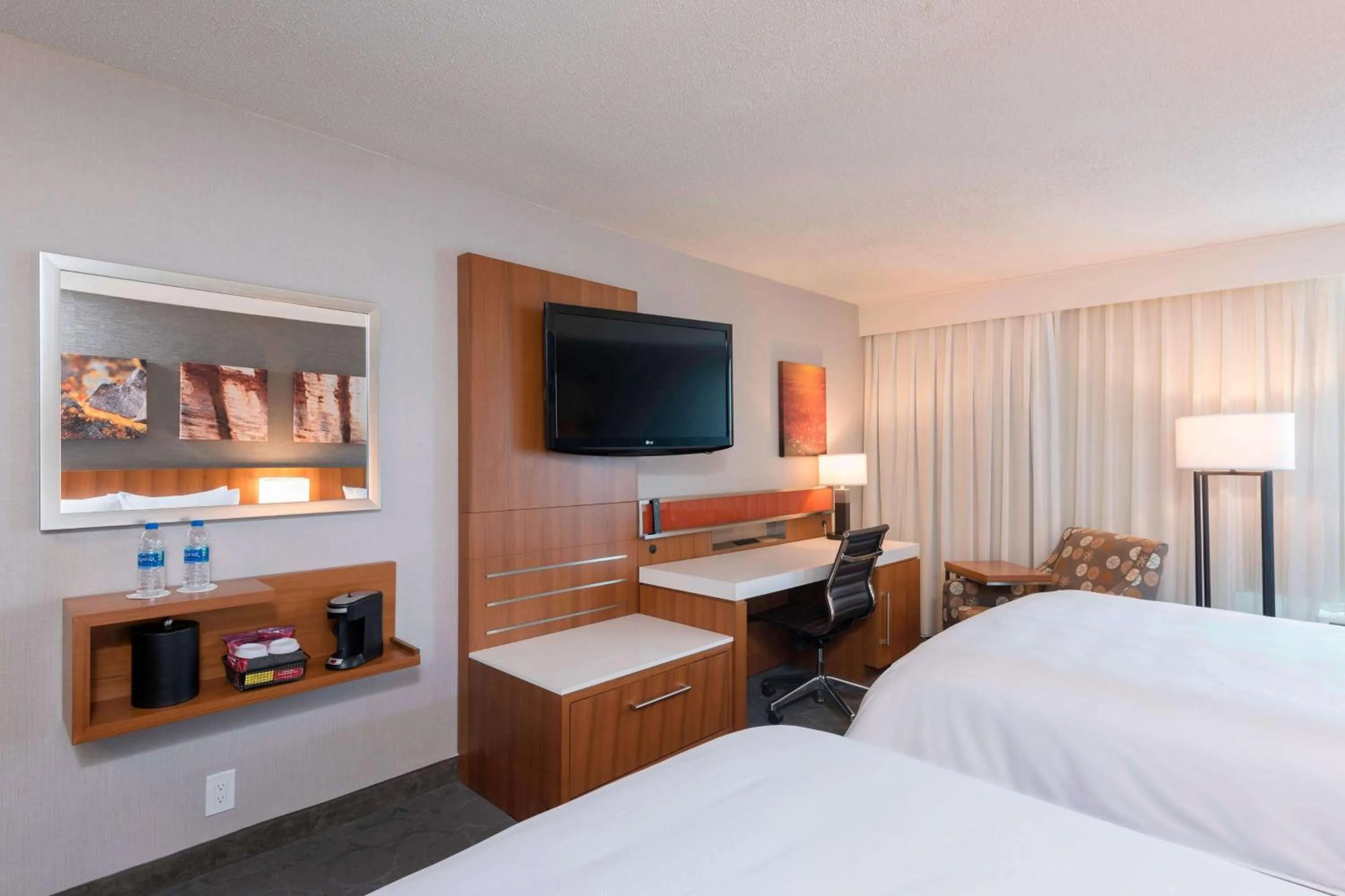 Bedroom, Bed in Delta Hotels by Marriott Grand Rapids Airport