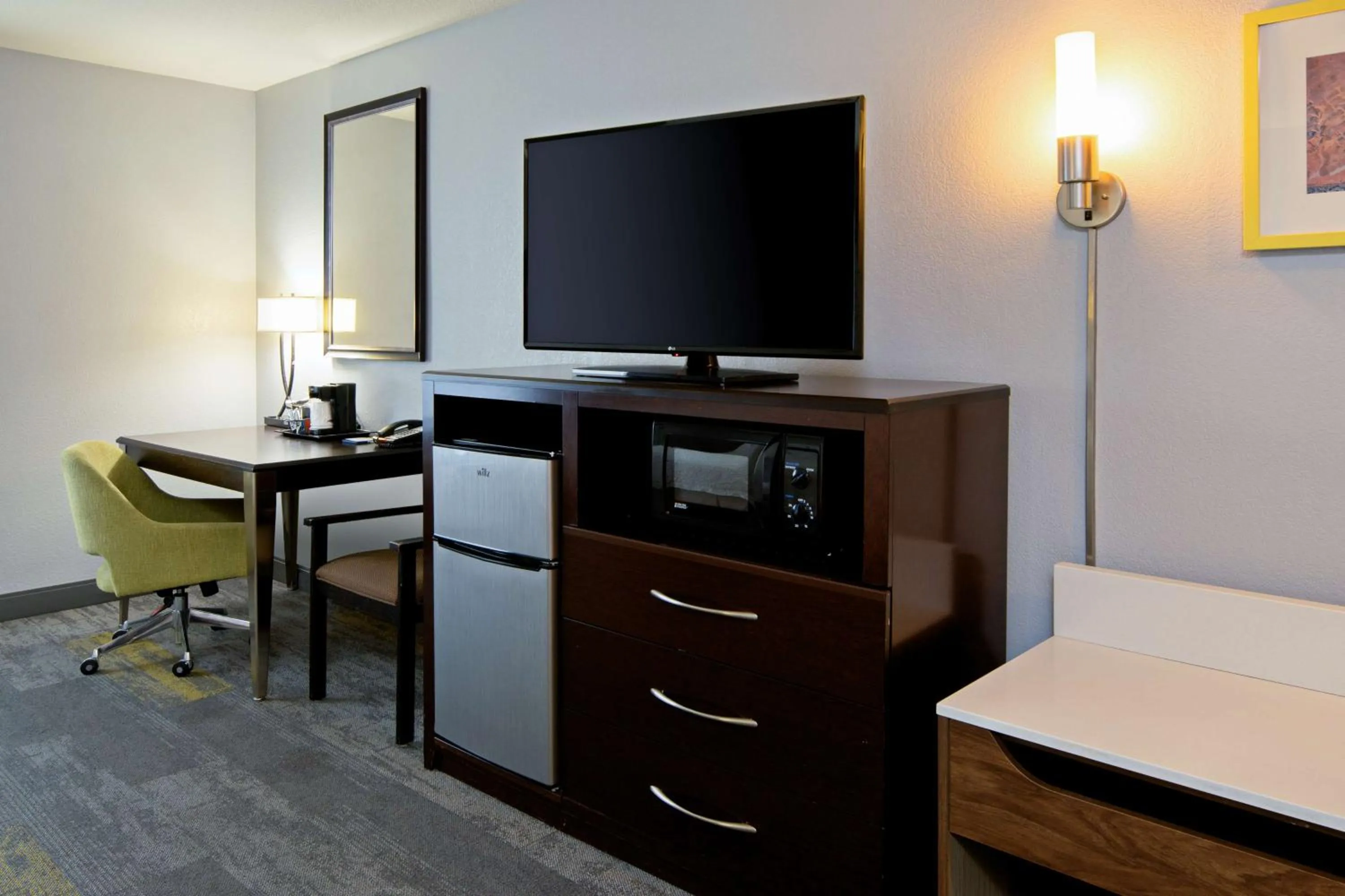 Bedroom, Bed in Hampton Inn and Suites Bakersfield / Highway 58