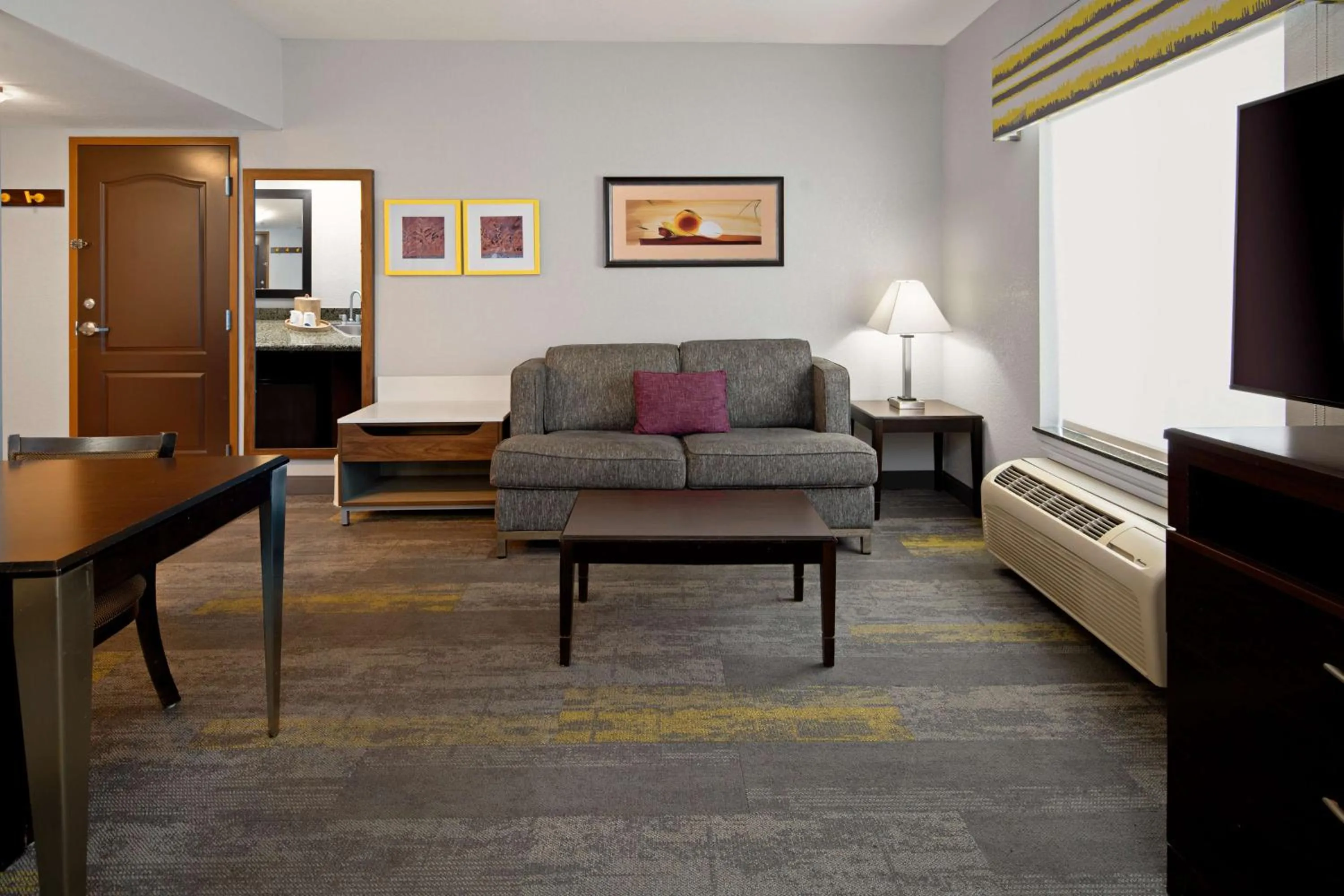 Living room in Hampton Inn and Suites Bakersfield / Highway 58