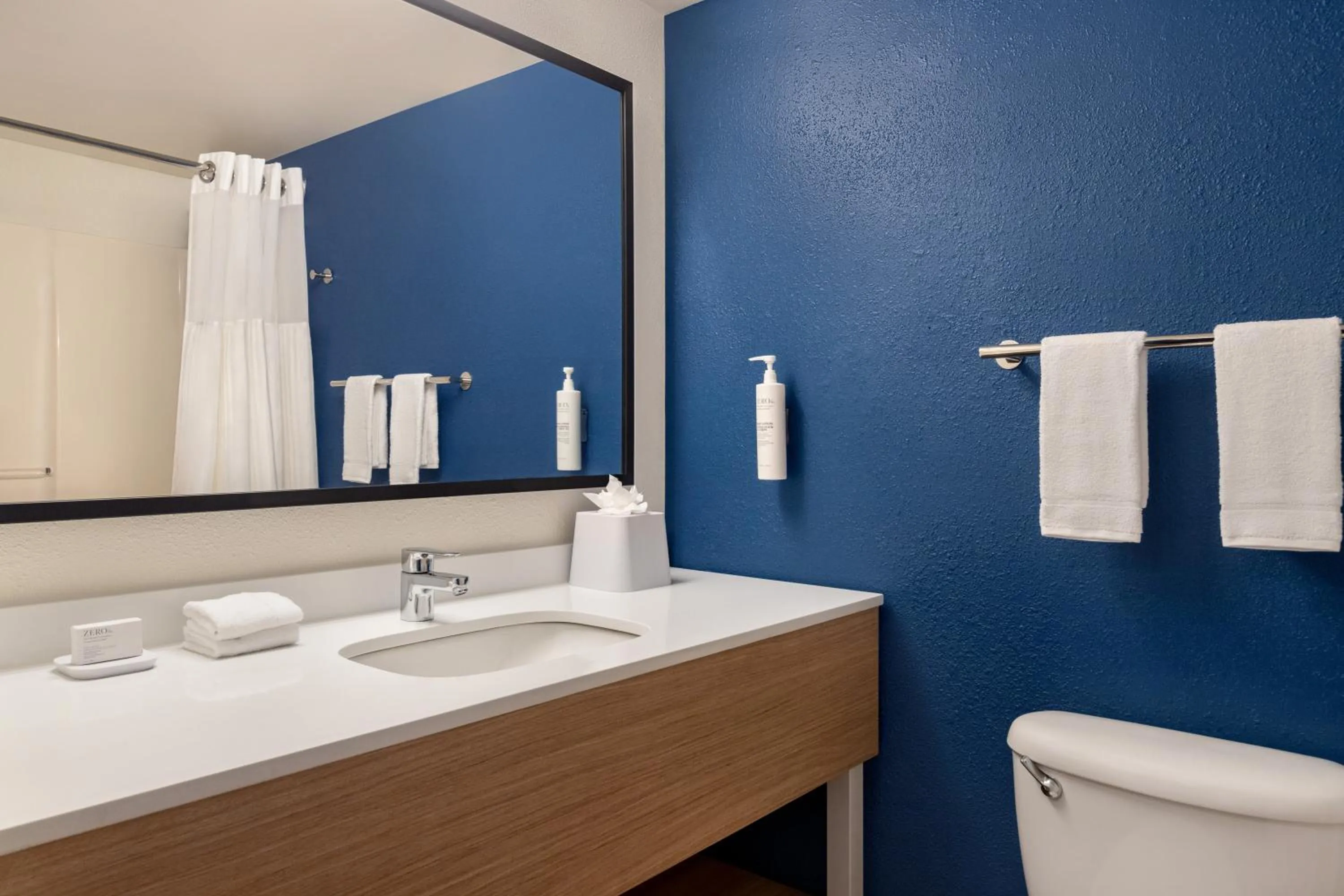 Bathroom in Country Inn & Suites by Radisson Near Universal