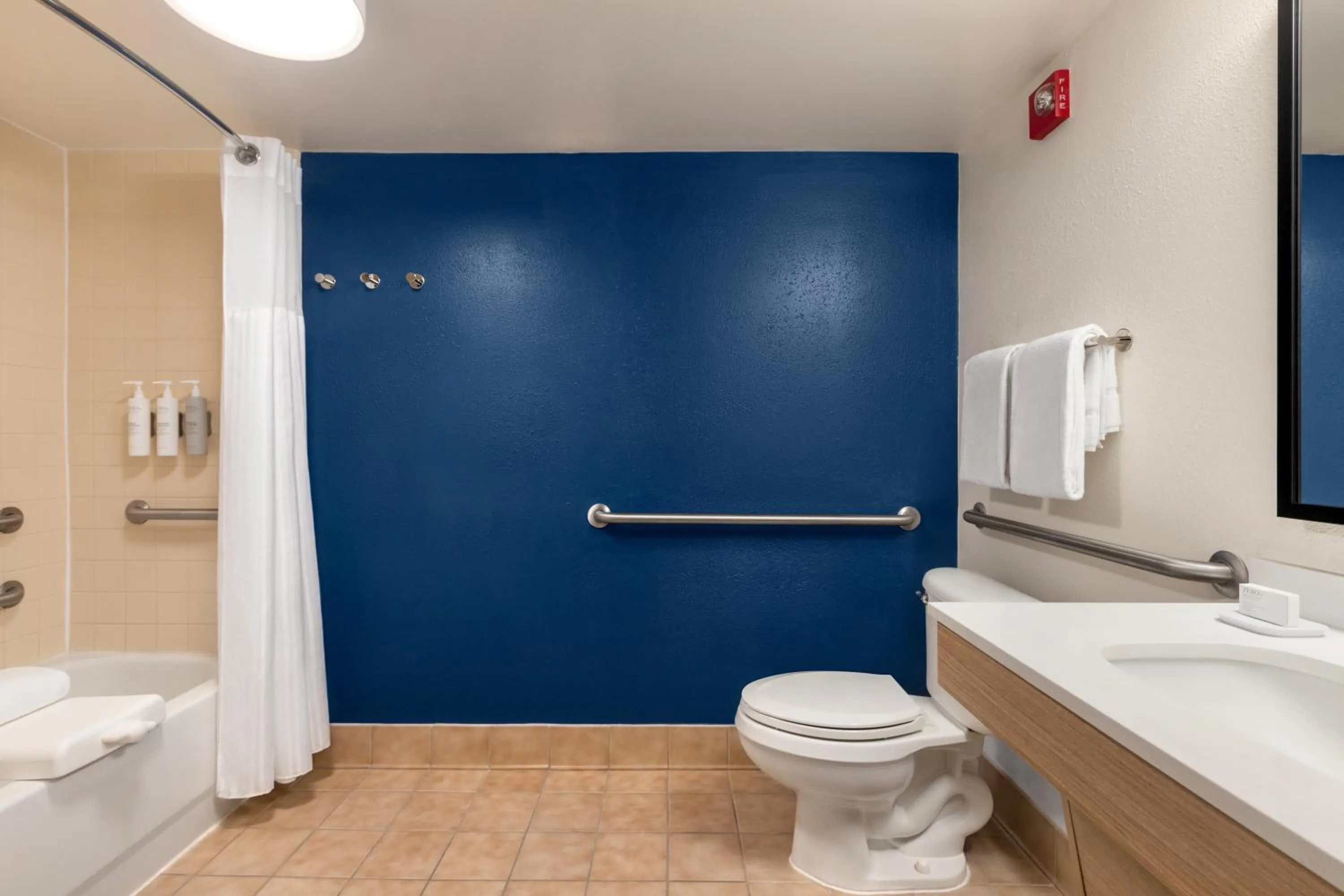 Shower, Bathroom in Country Inn & Suites by Radisson Near Universal