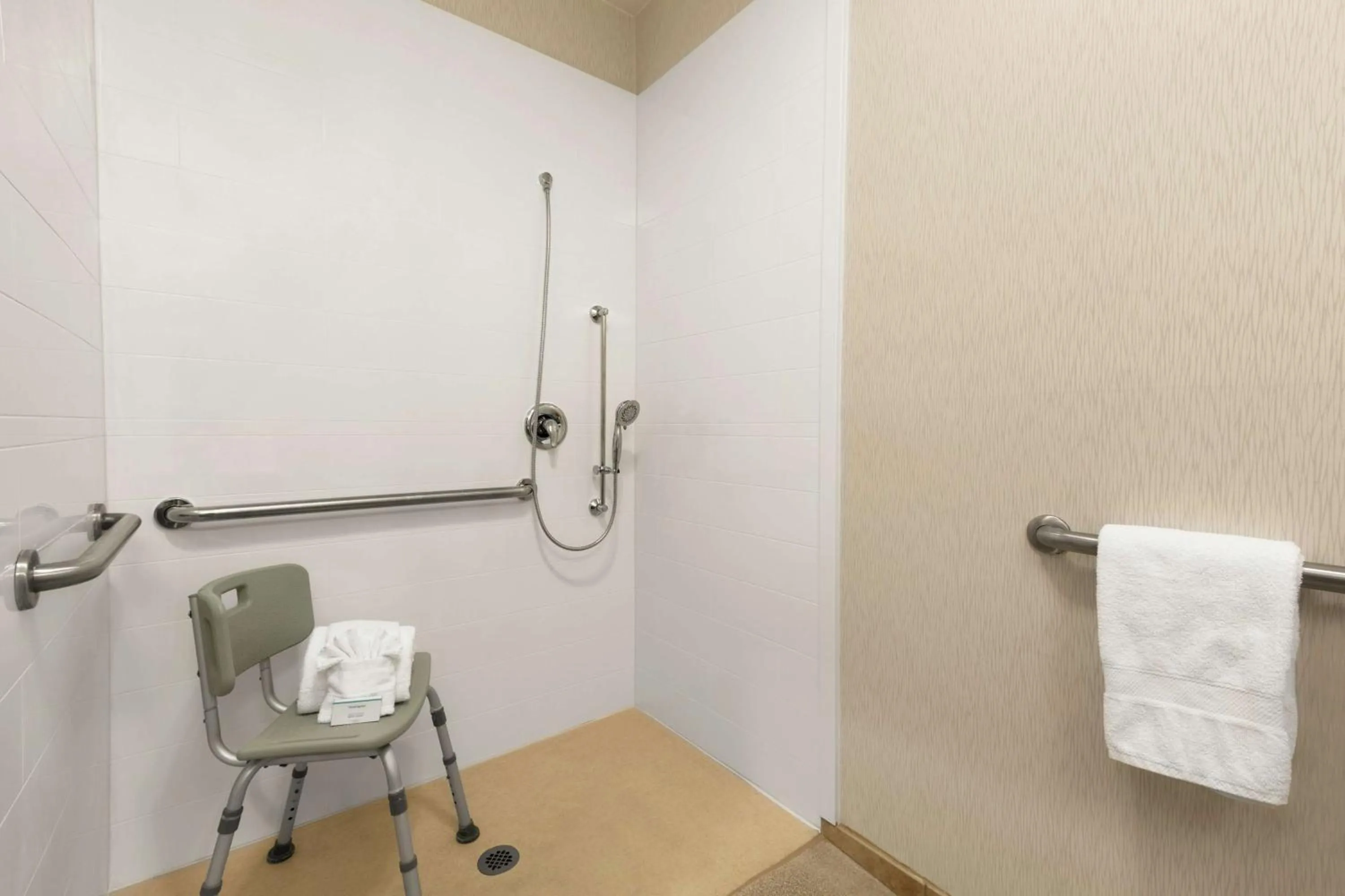 Bathroom in Hampton Inn Binghamton/Johnson City