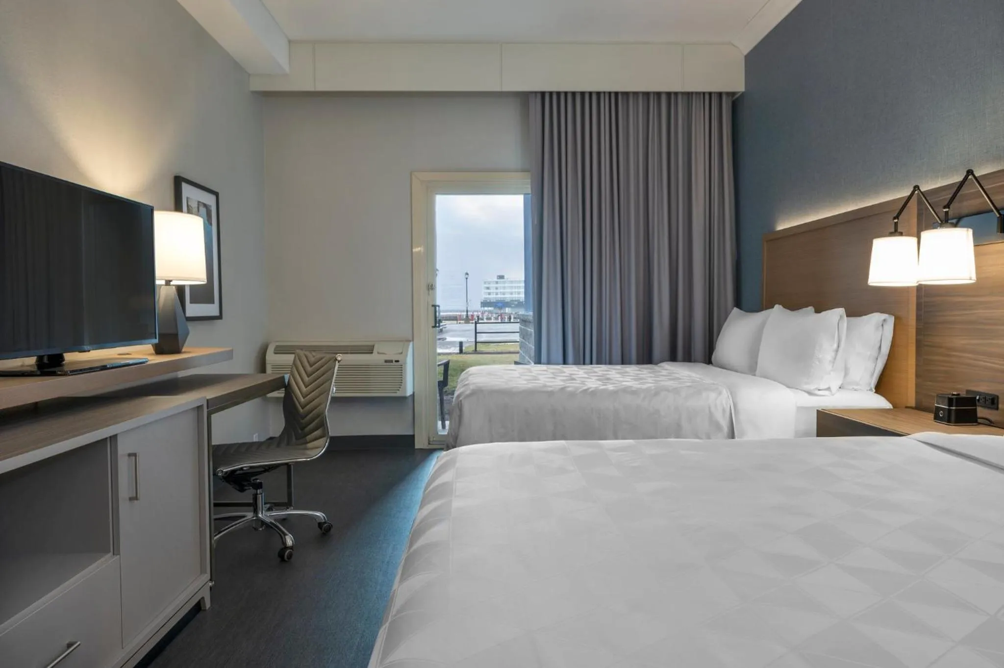 Photo of the whole room, Bed in Holiday Inn Kingston - Waterfront by IHG