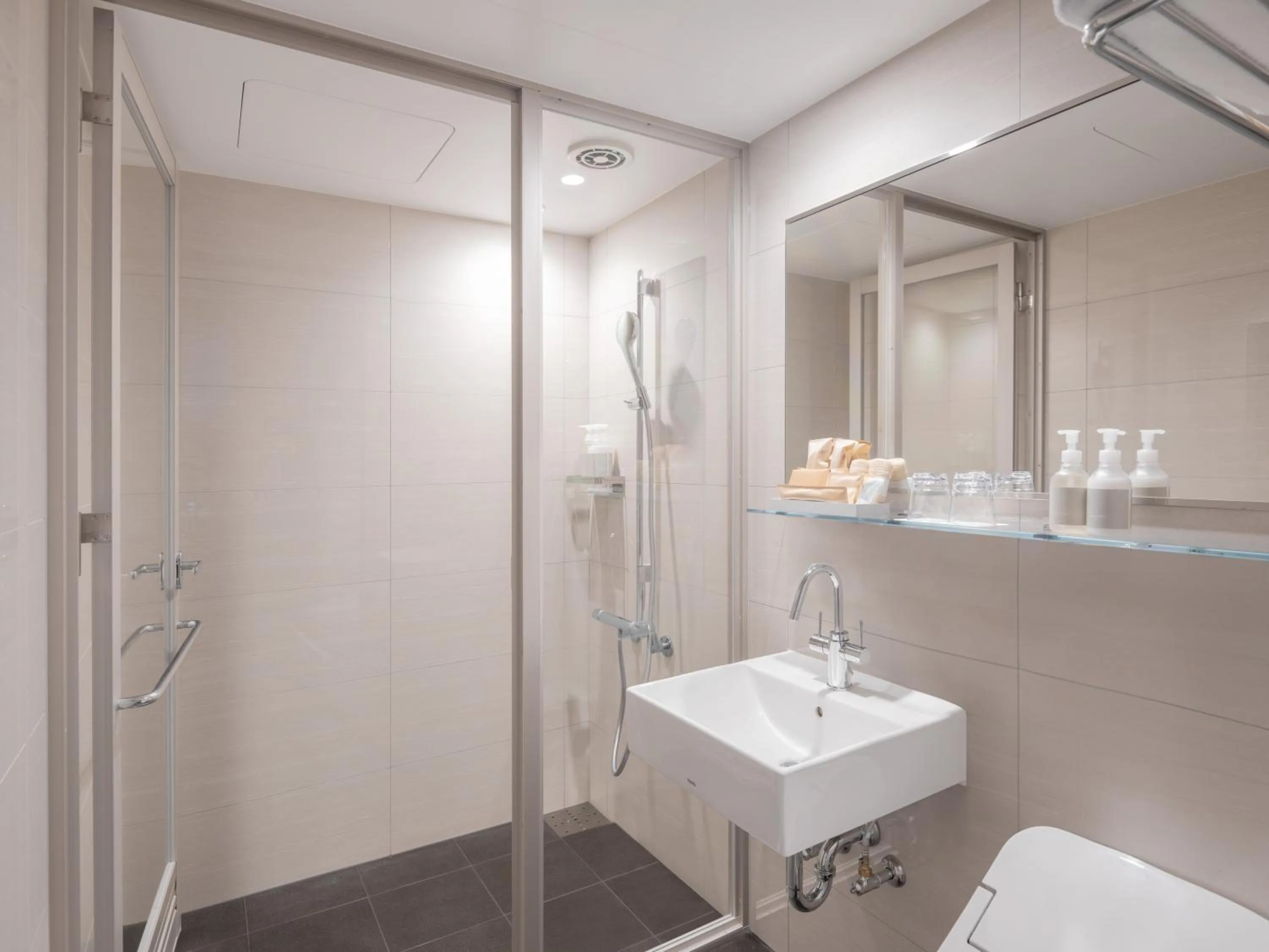 Shower in The Mark Grand Hotel