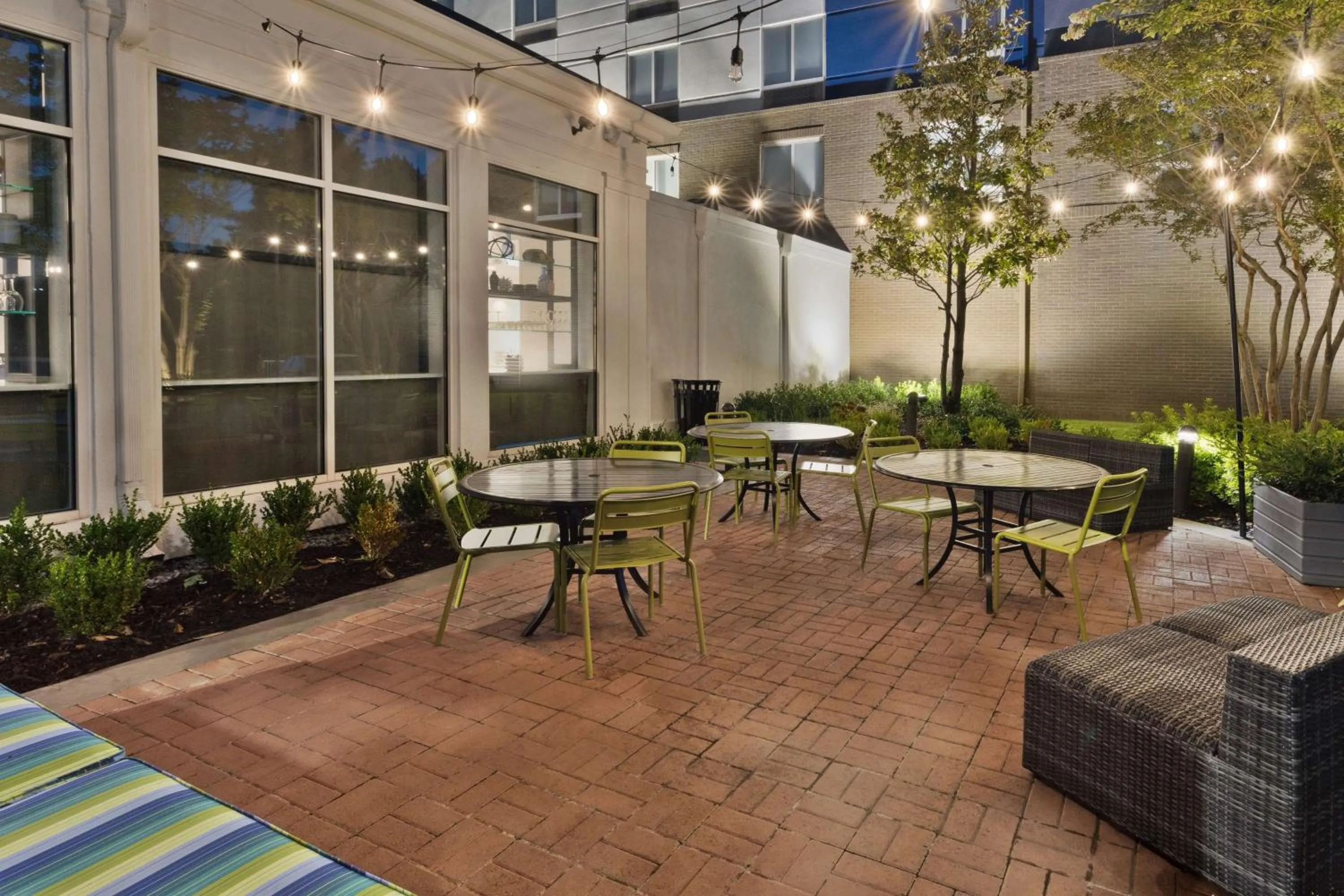 Patio in Hilton Garden Inn Birmingham/Lakeshore Drive