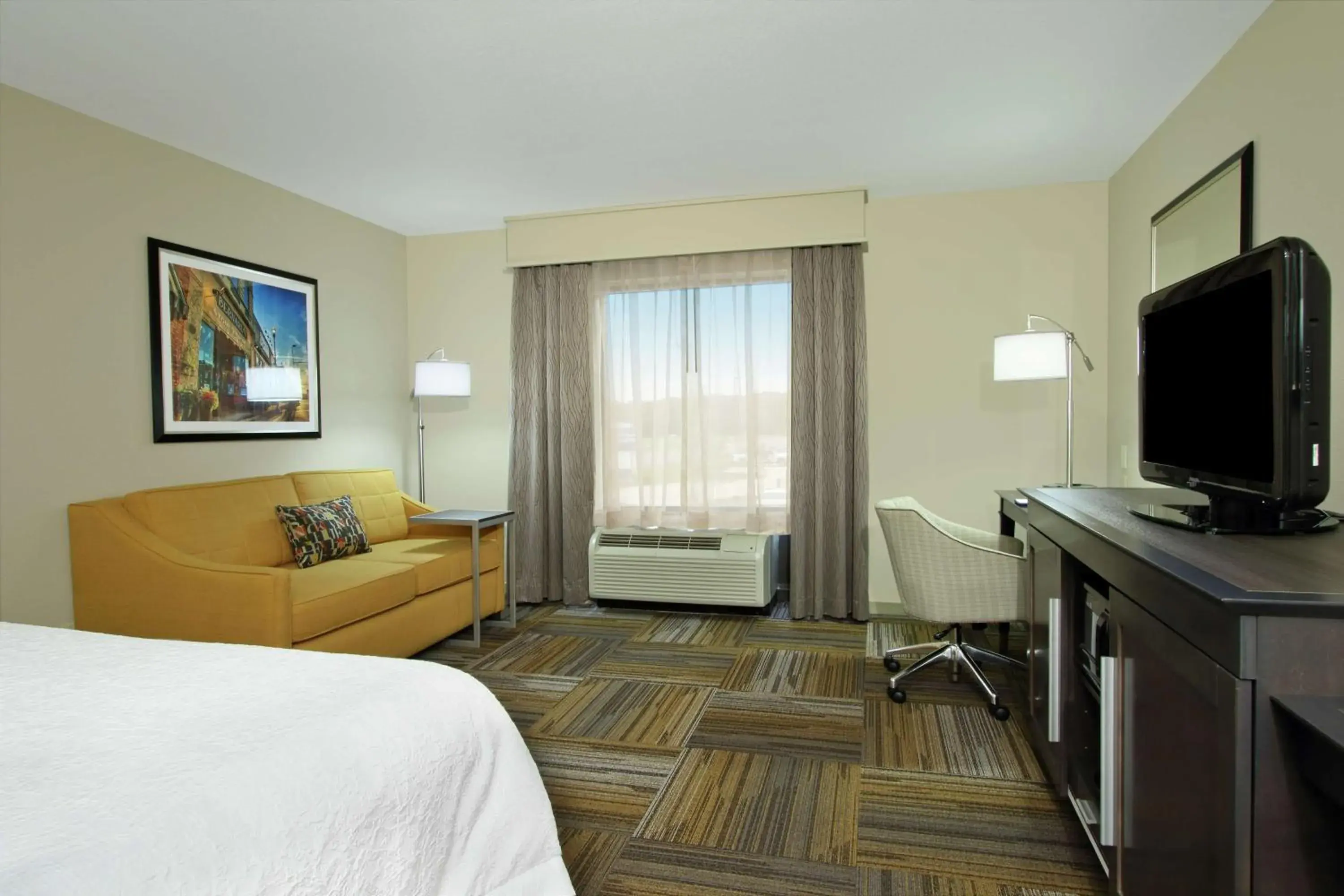 King Room with Sofa Bed and Study - Non-Smoking in Hampton Inn Jasper, AL King Room with Sofa Bed and Study - Non-Smoking in Hampton Inn Jasper, AL