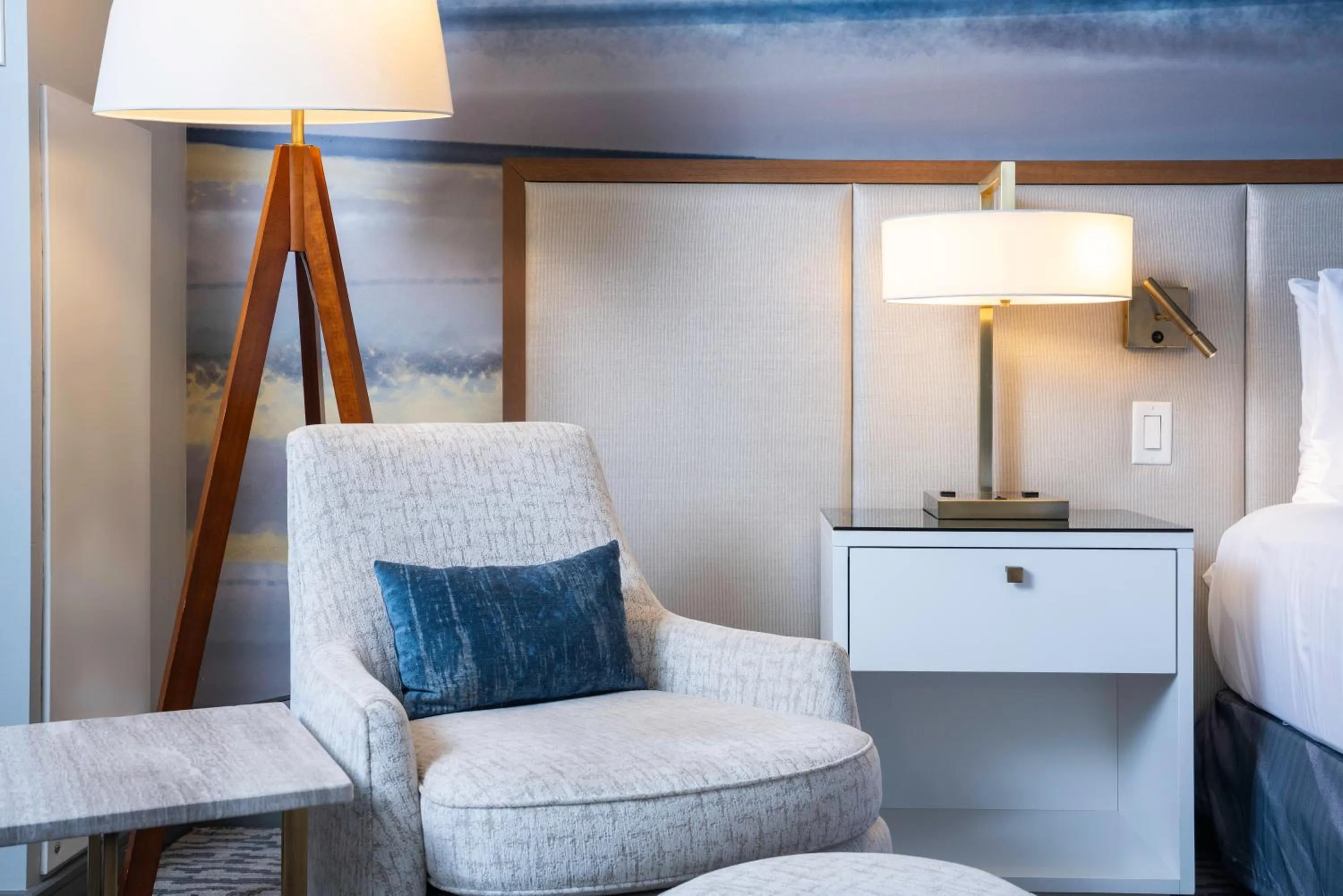 Seating area, Bed in The Lofton Hotel Minneapolis, Tapestry Collection by Hilton