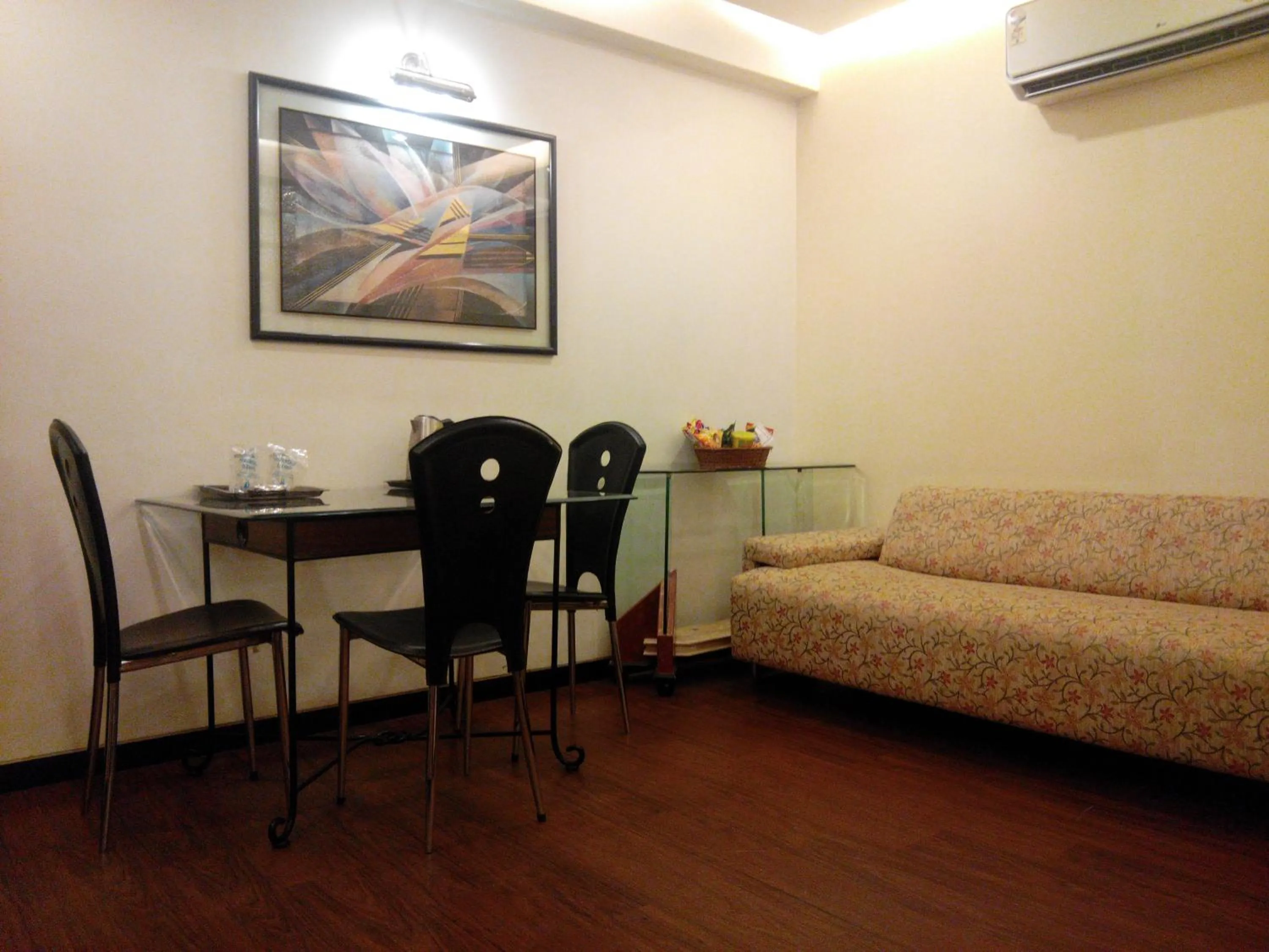 Dining area in Hotel Metro Palace Bandra