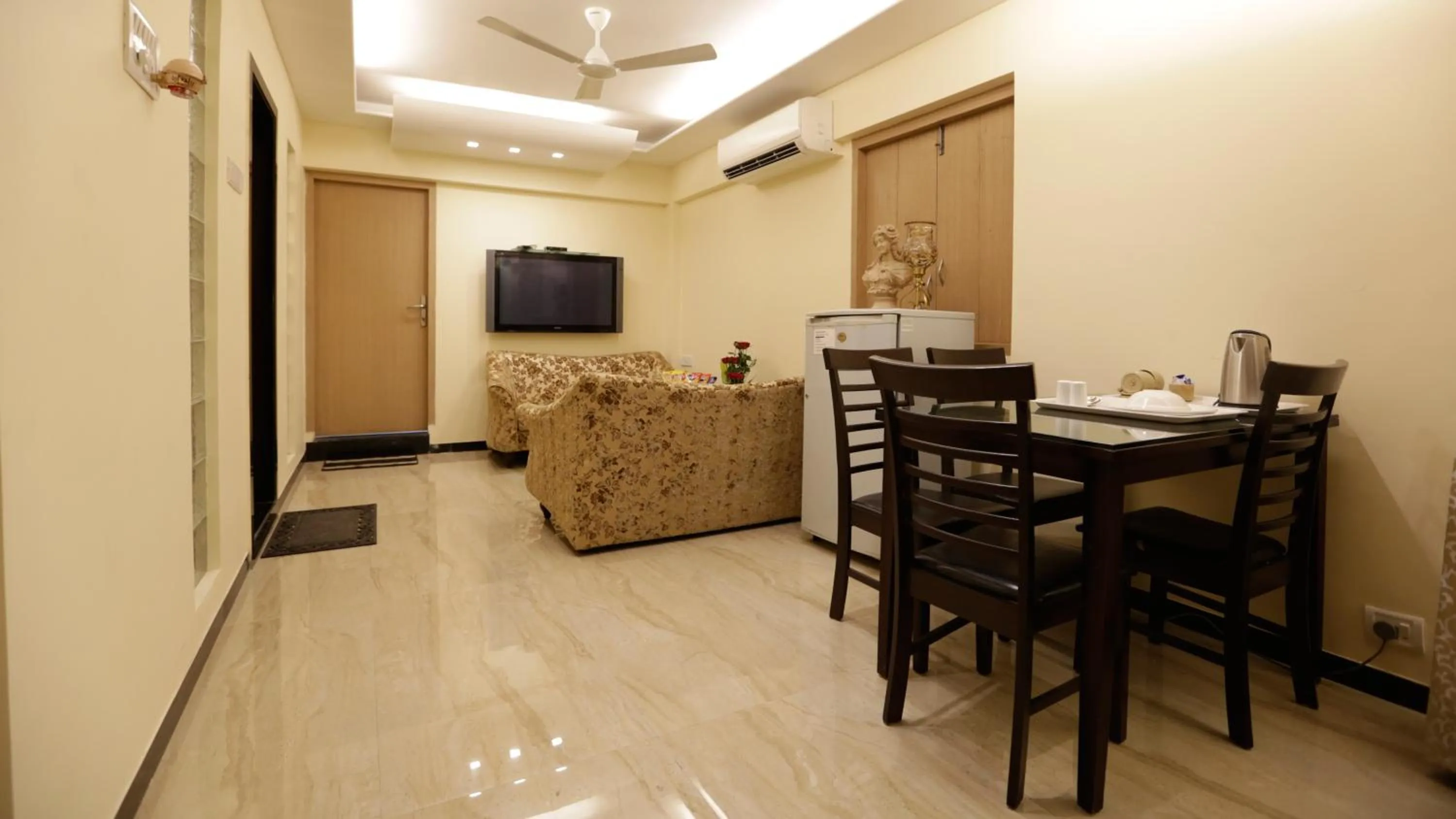 Dining area in Hotel Metro Palace Bandra