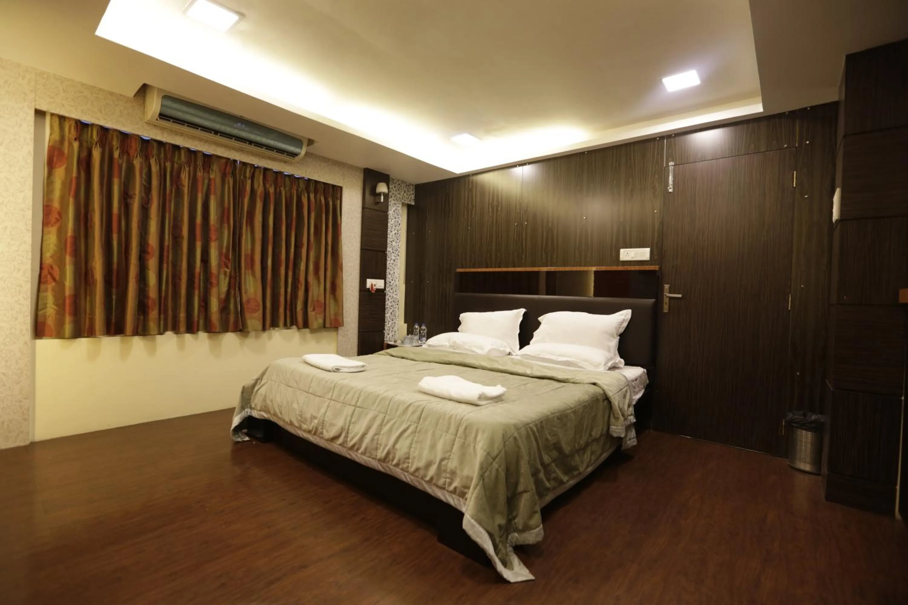 Bedroom, Bed in Hotel Metro Palace Bandra