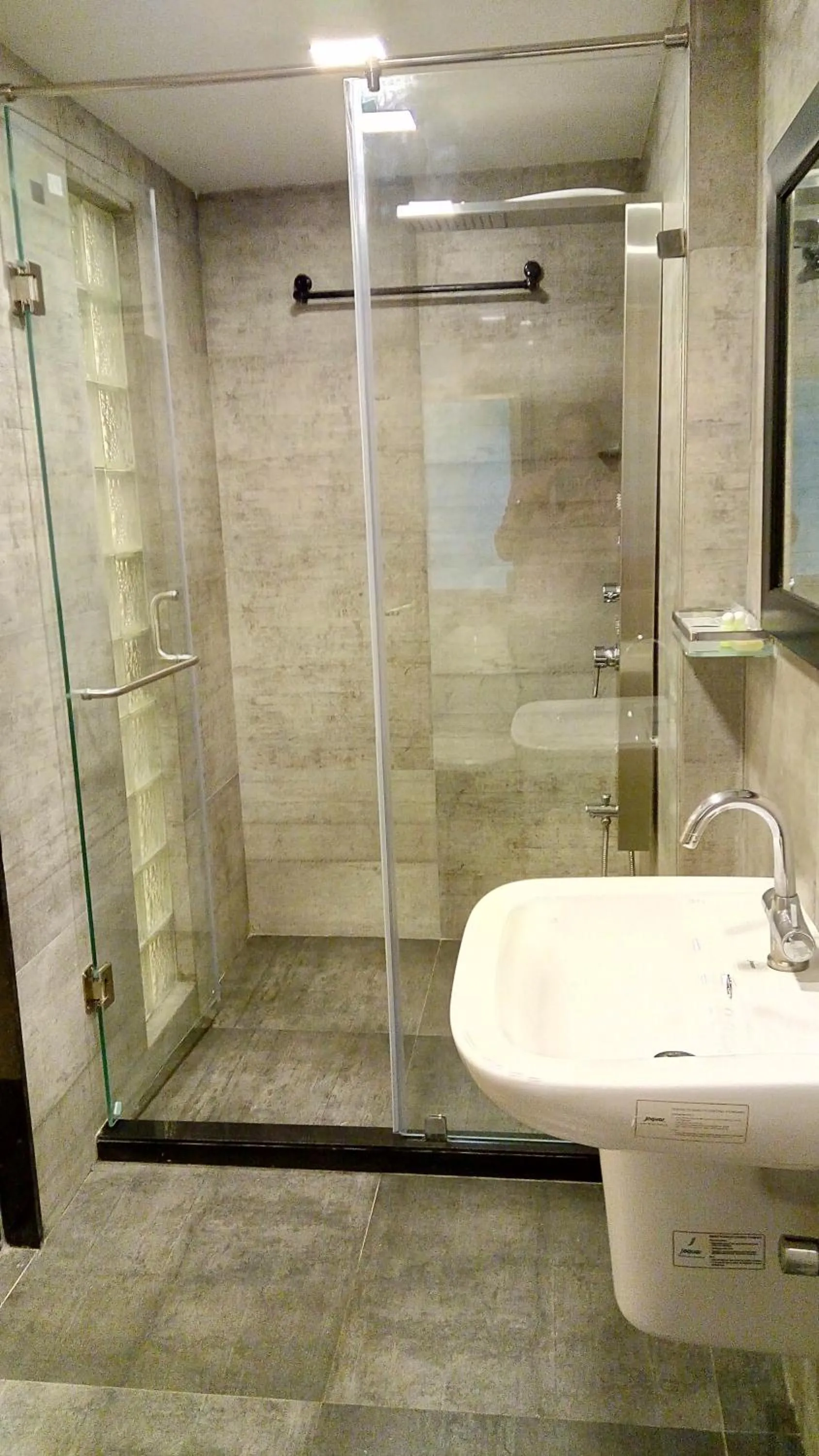 Bathroom in Hotel Metro Palace Bandra