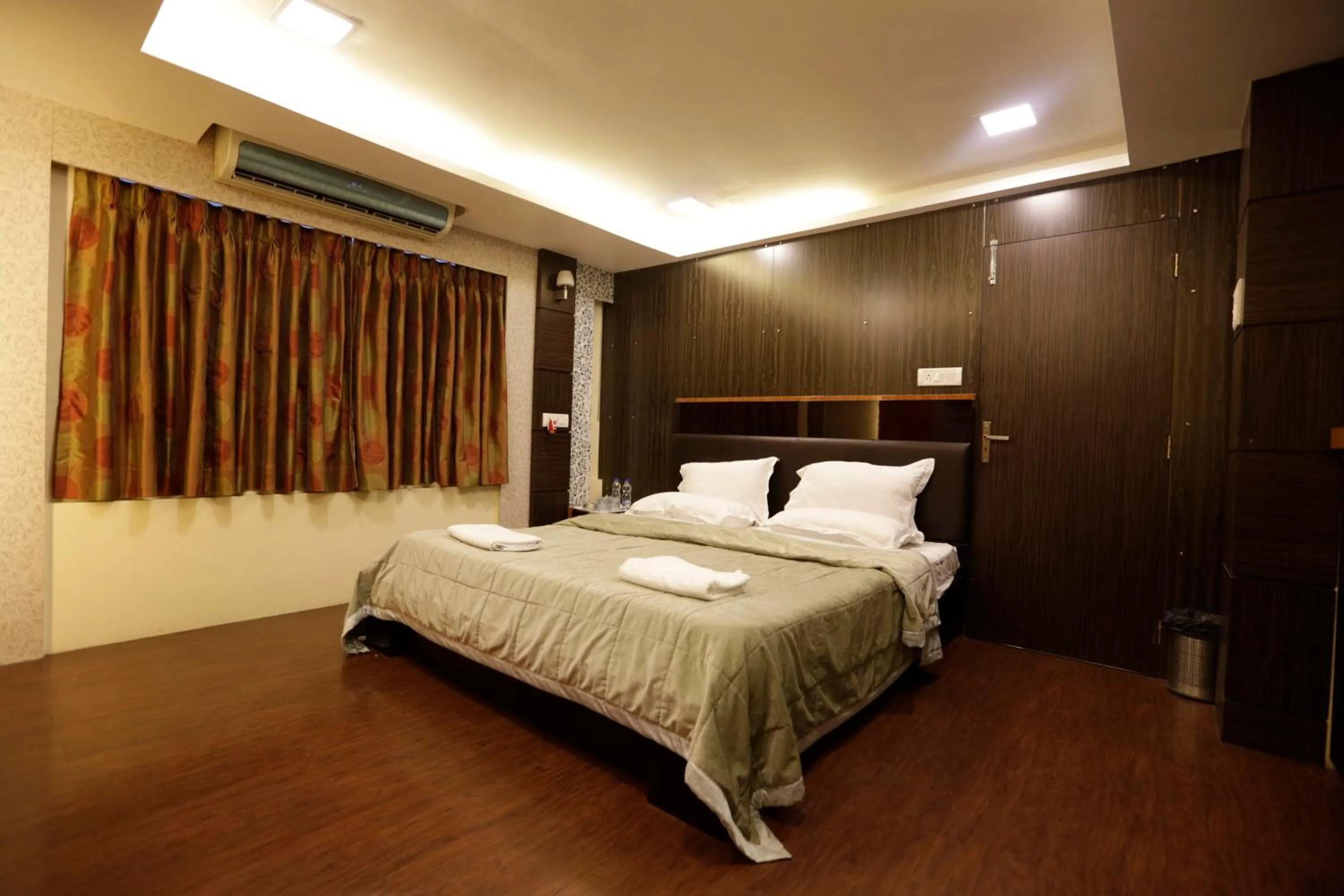 Bedroom, Bed in Hotel Metro Palace Bandra