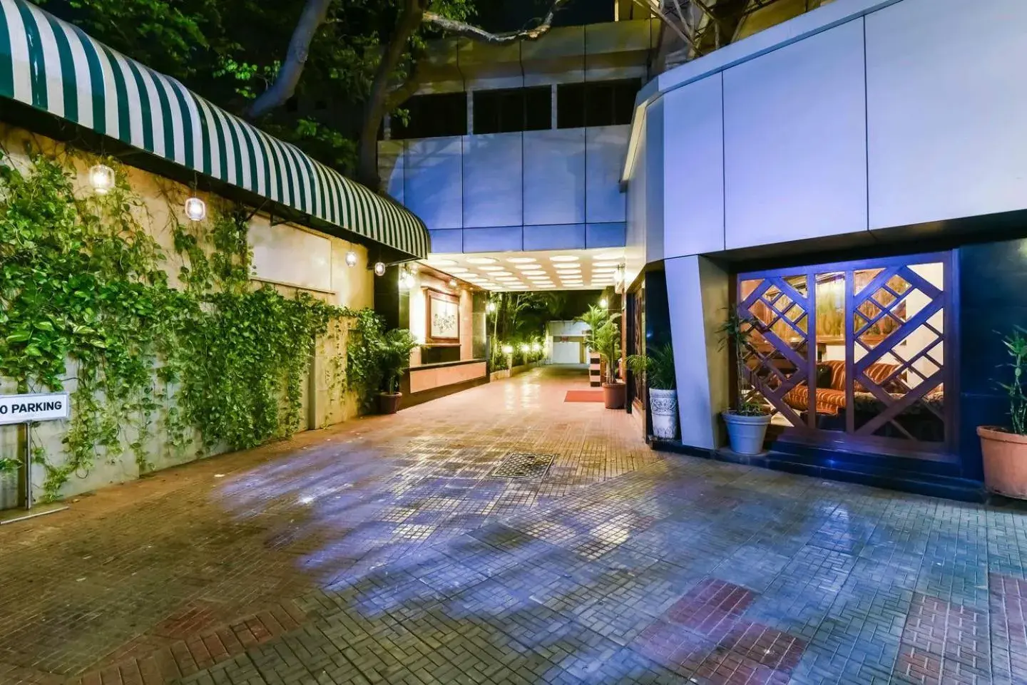 Facade/entrance in Hotel Metro Palace Bandra Facade/entrance in Hotel Metro Palace Bandra