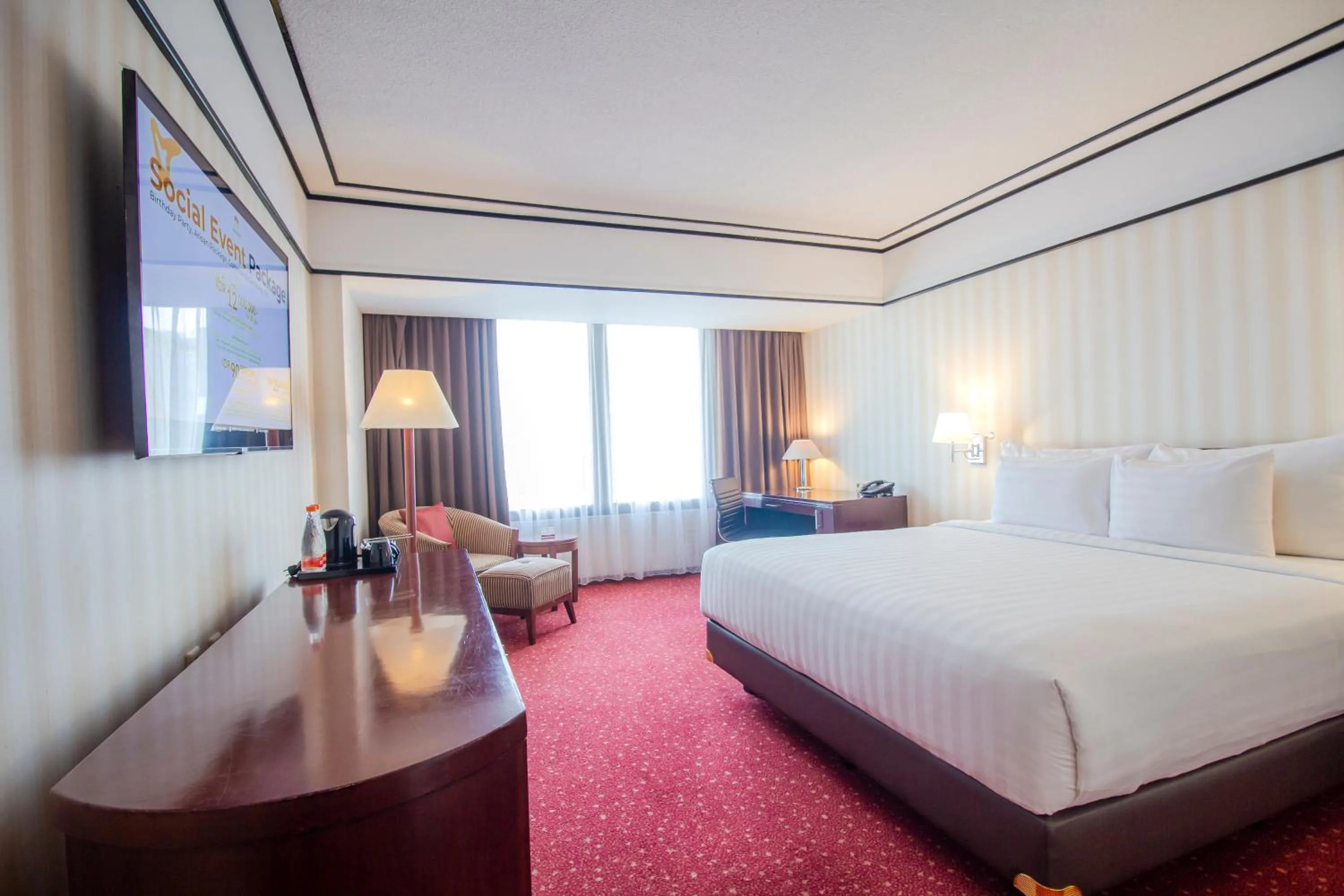 Bed in Redtop Hotel & Convention Center