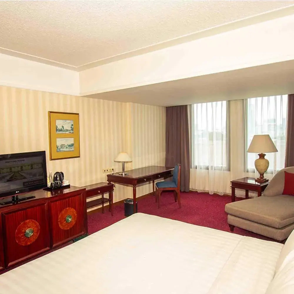 Bedroom, Seating Area in Redtop Hotel