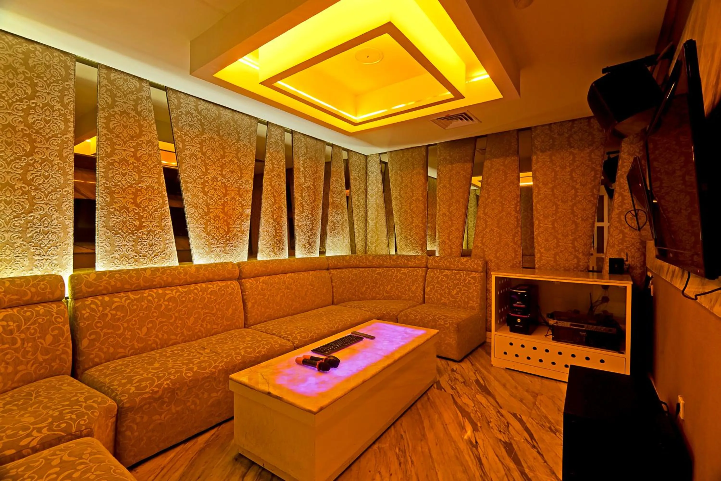 Karaoke in Redtop Hotel & Convention Center