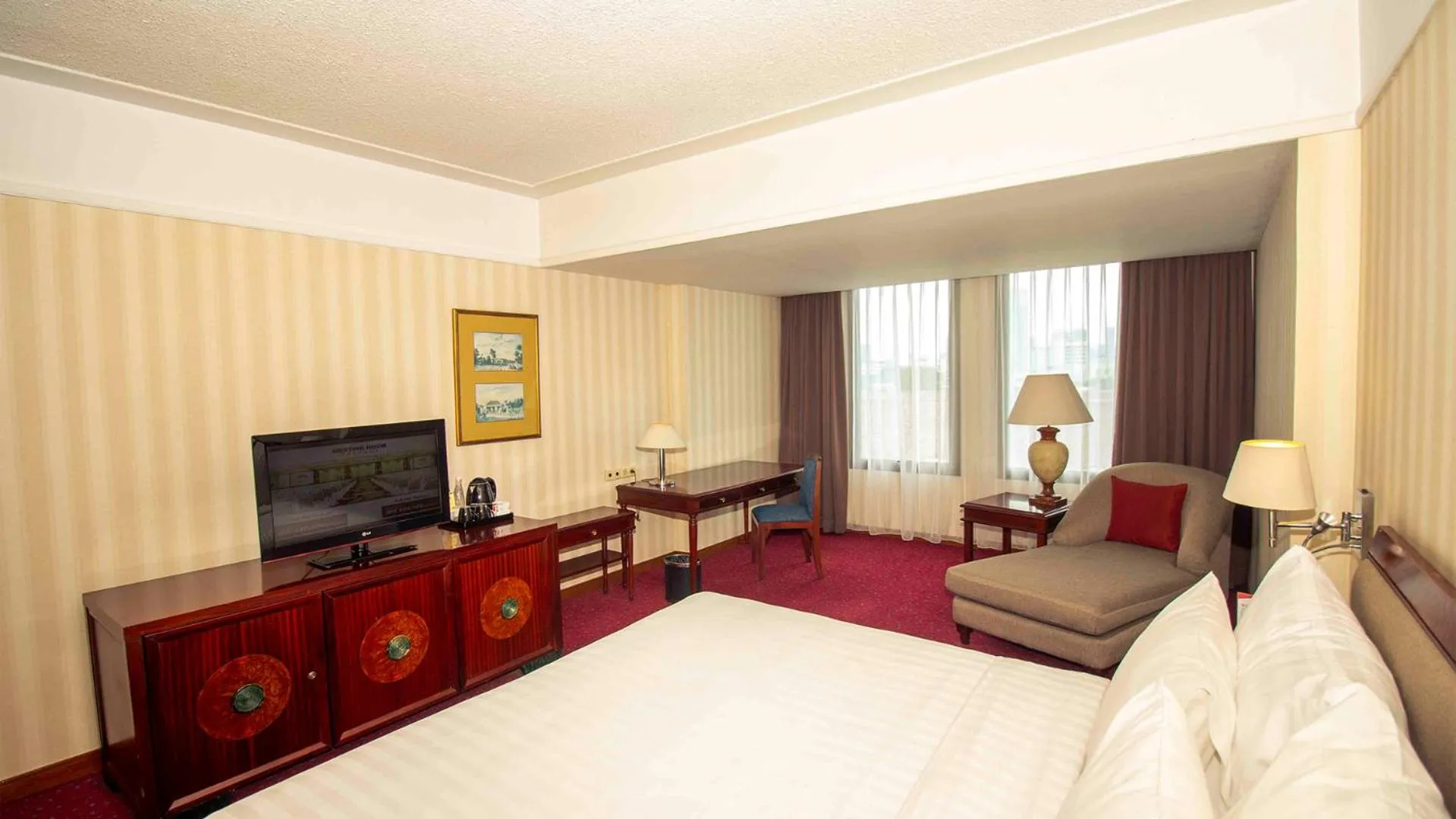 View (from property/room), Bed in Redtop Hotel & Convention Center