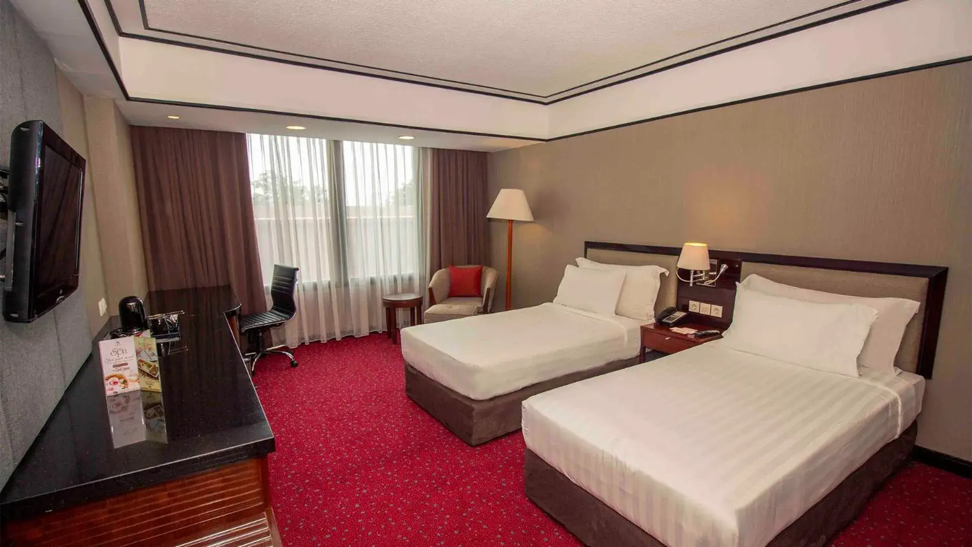 Bedroom, Bed in Redtop Hotel