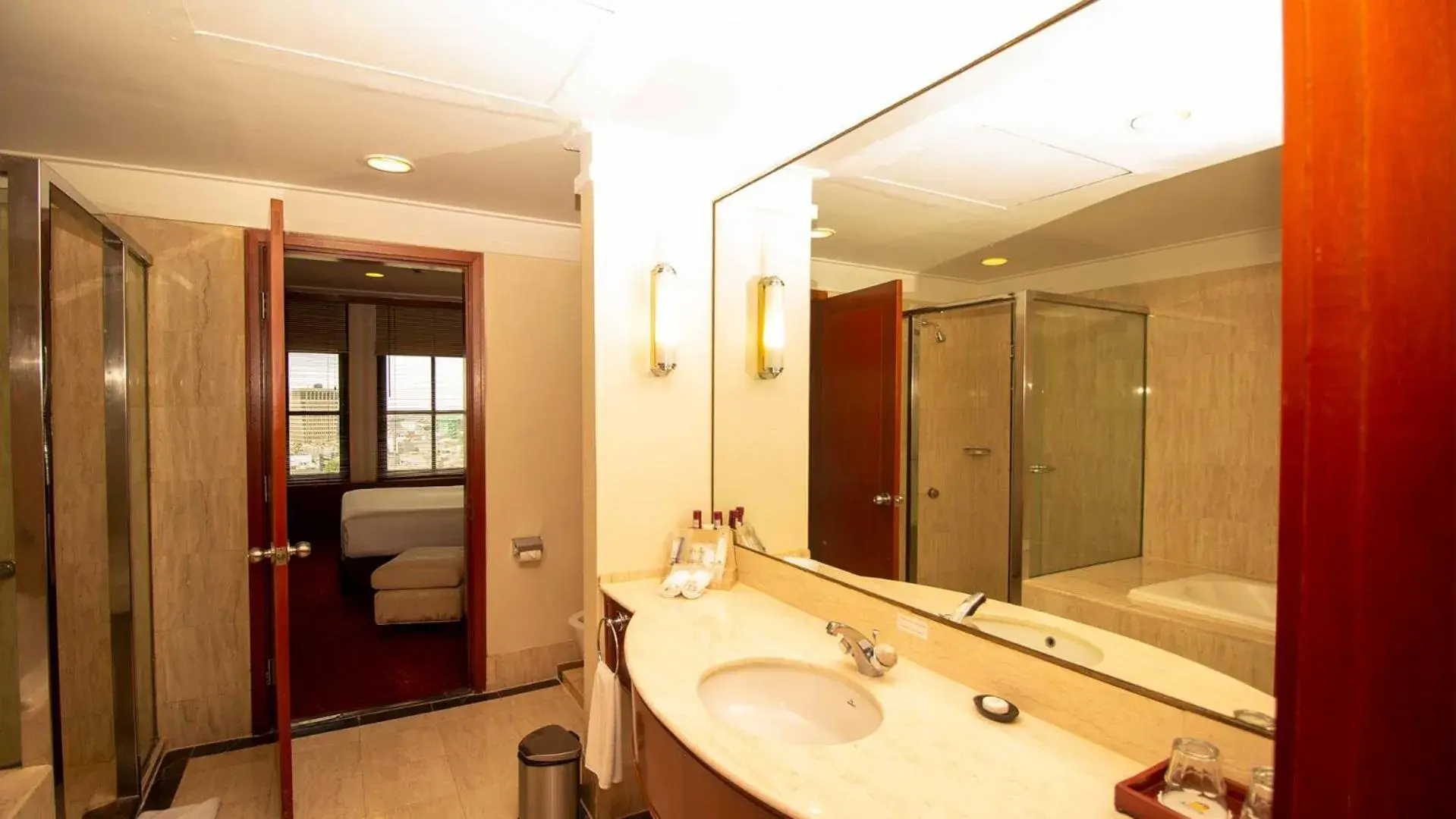 Bathroom in Redtop Hotel