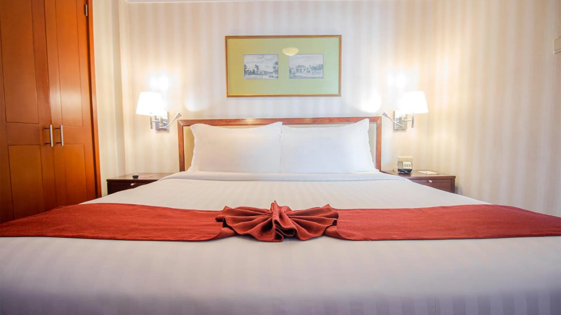 Bed in Redtop Hotel & Convention Center