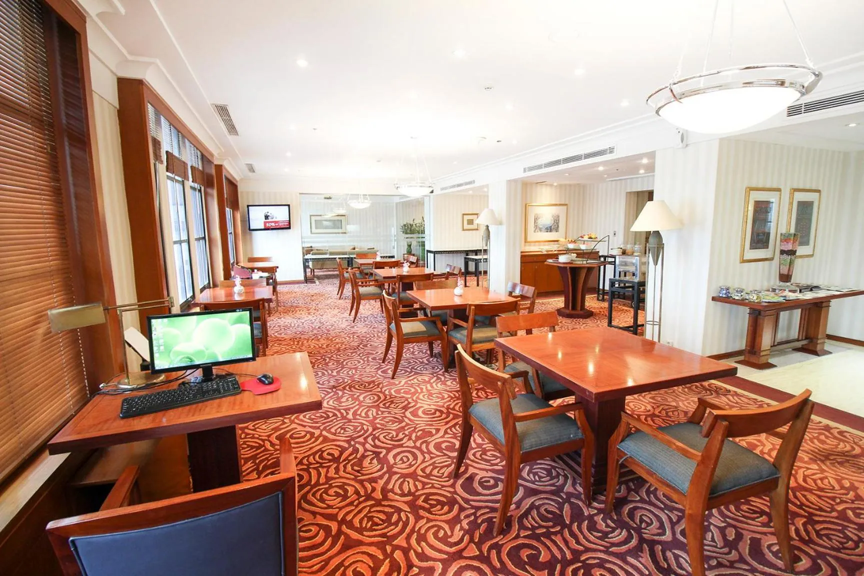 Lounge or bar in Redtop Hotel & Convention Center