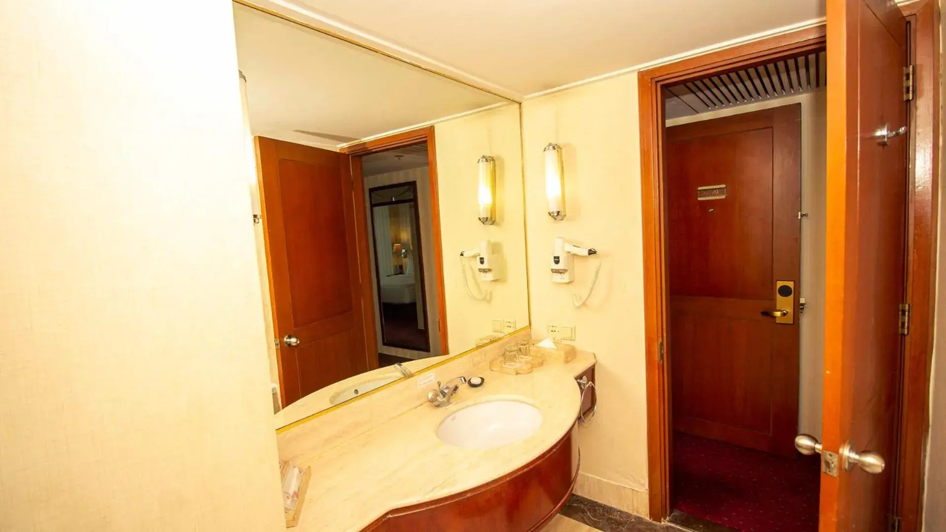 Bathroom in Redtop Hotel