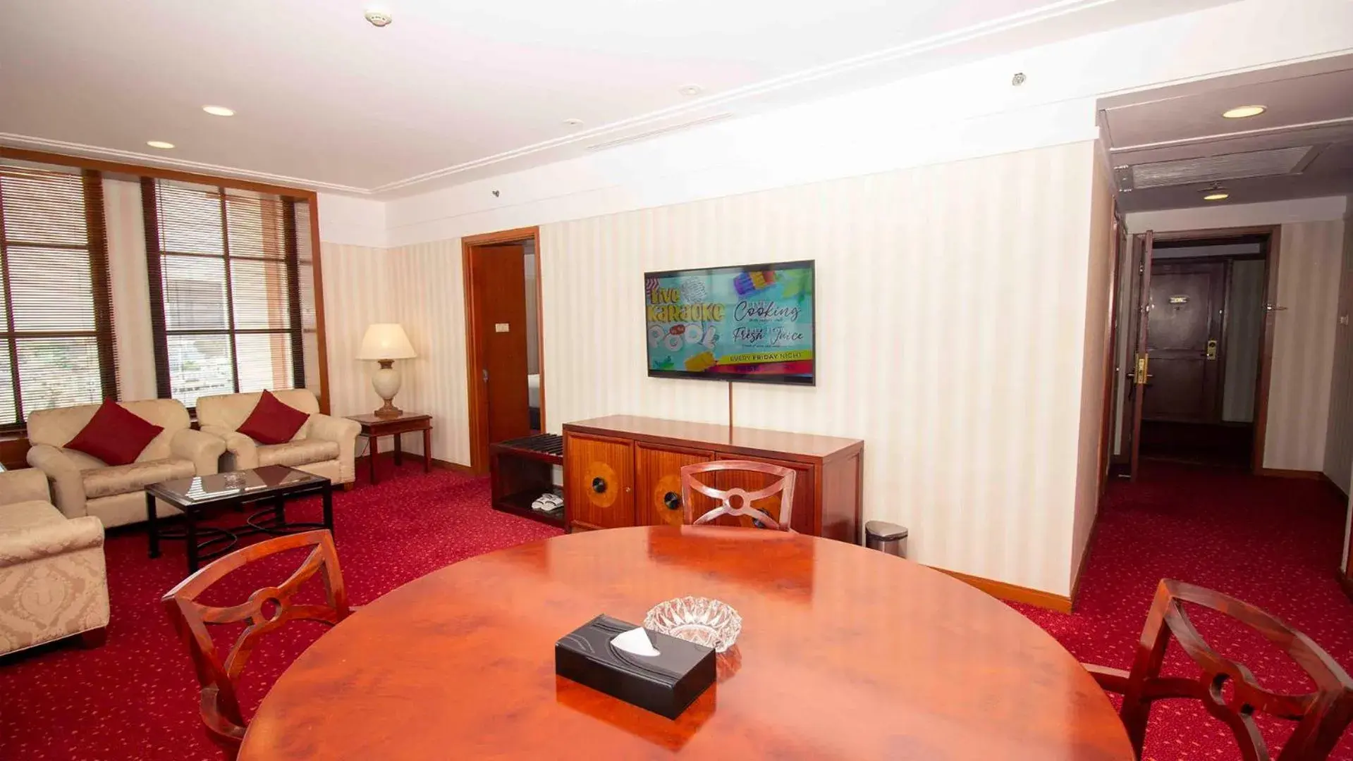 Living room, Seating Area in Redtop Hotel