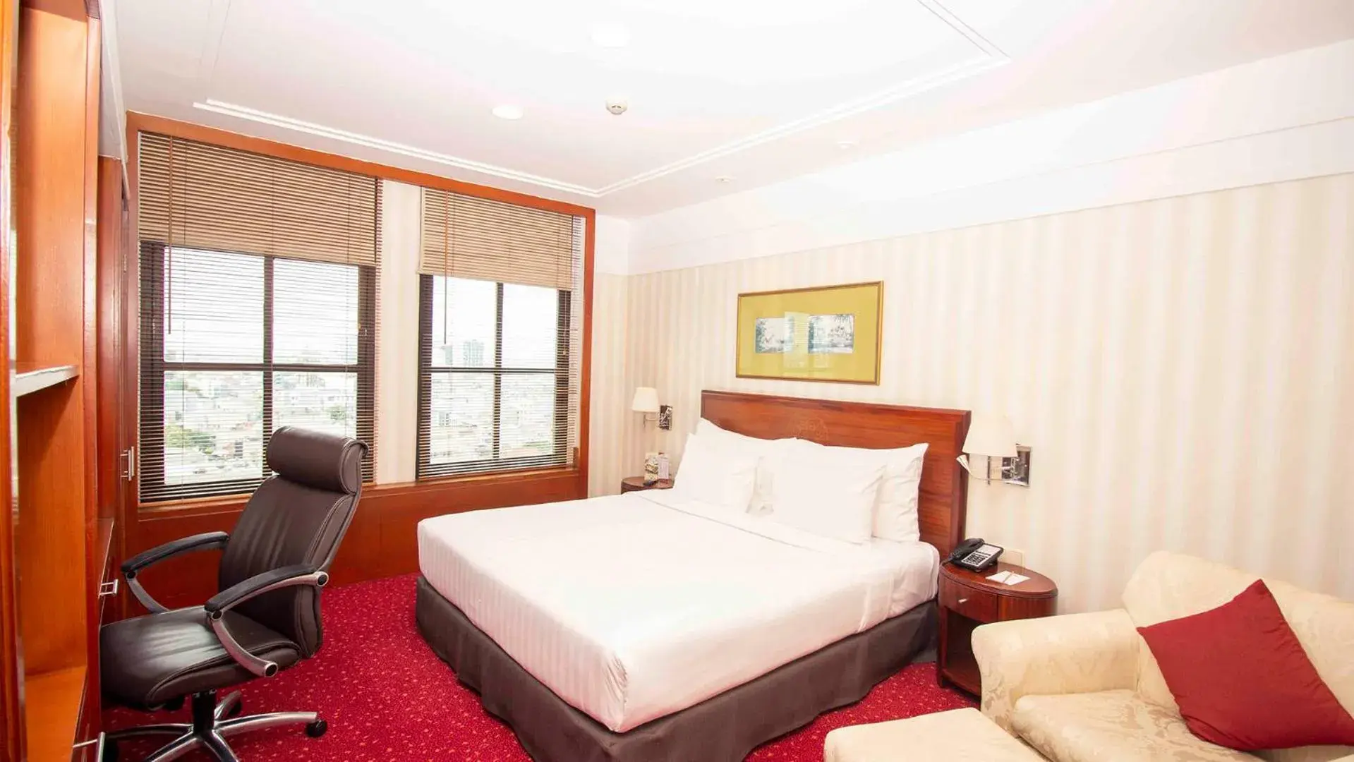 Bedroom in Redtop Hotel