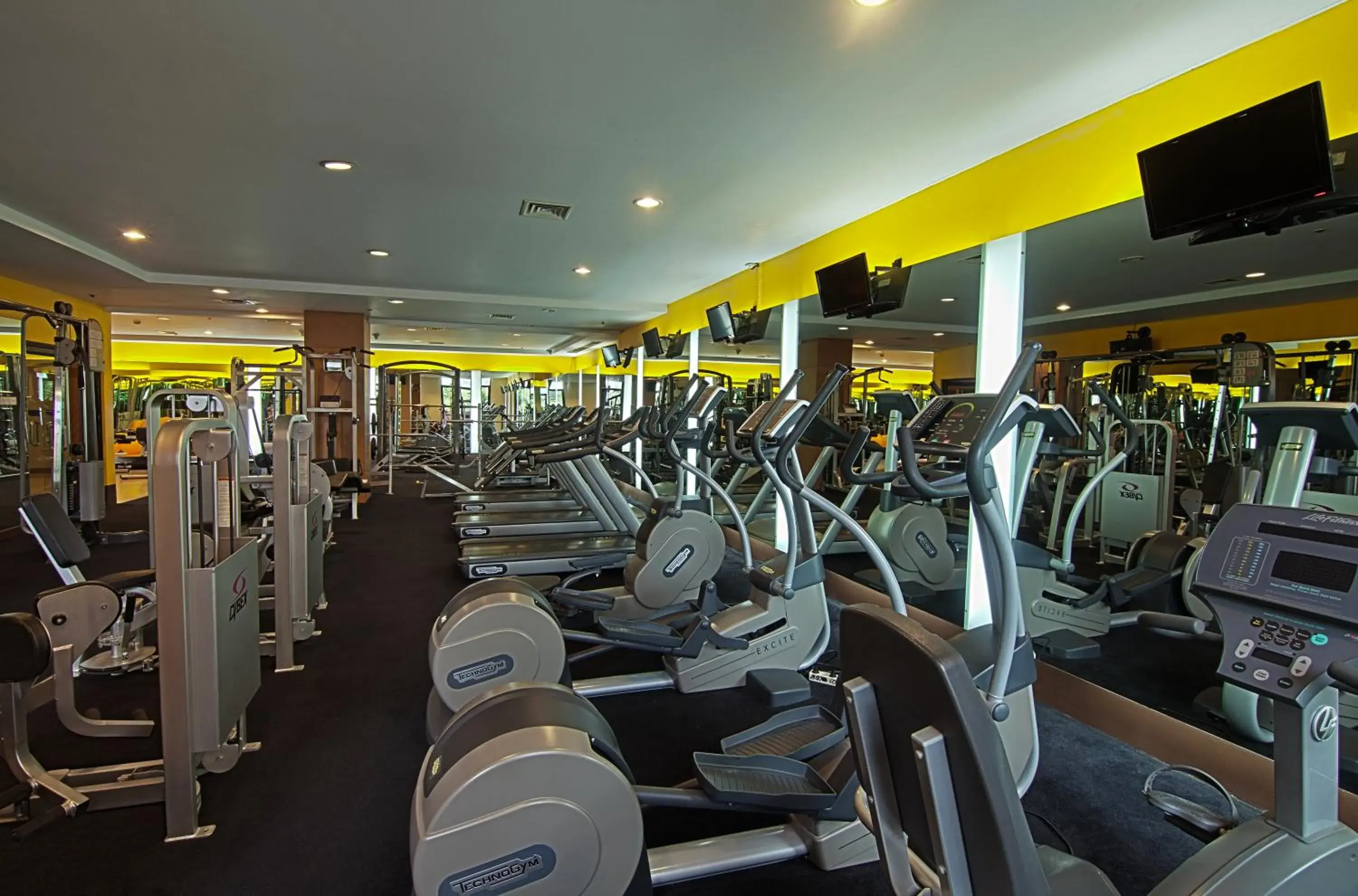 Massage, Fitness Center/Facilities in Redtop Hotel