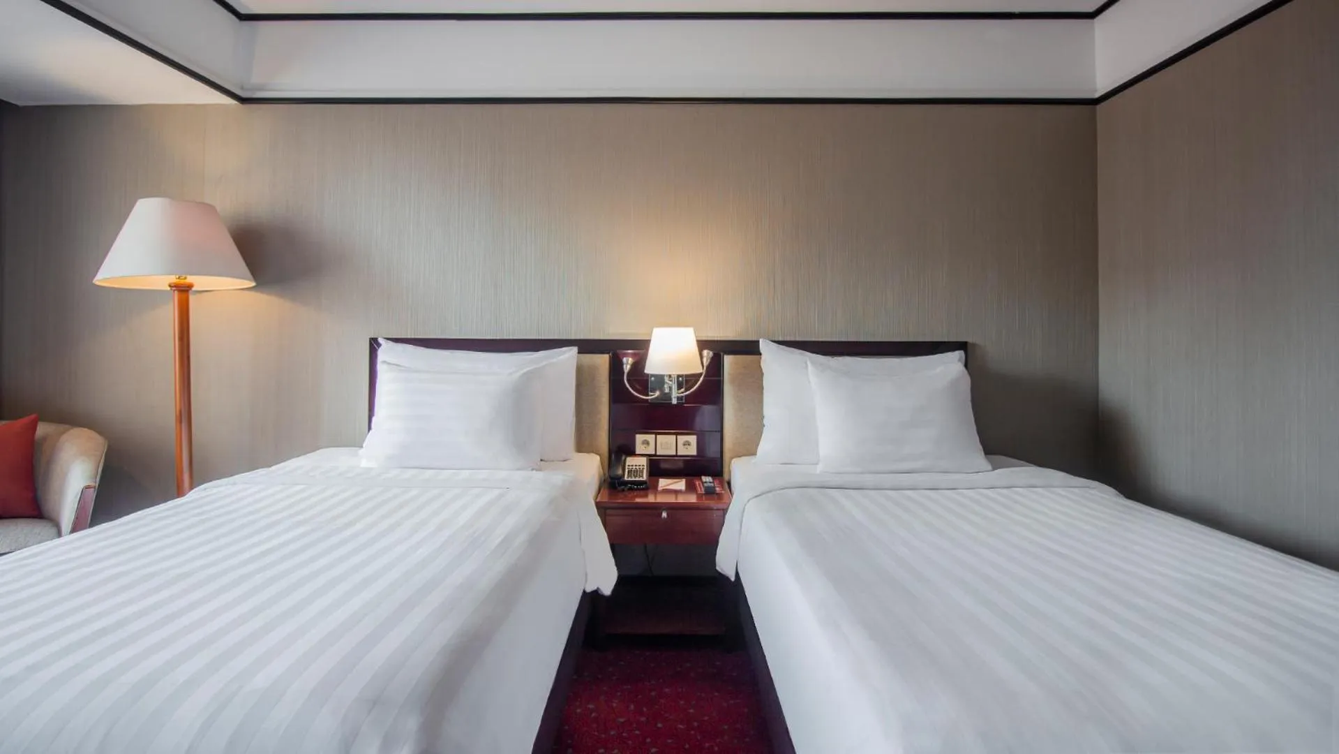 Bed in Redtop Hotel & Convention Center