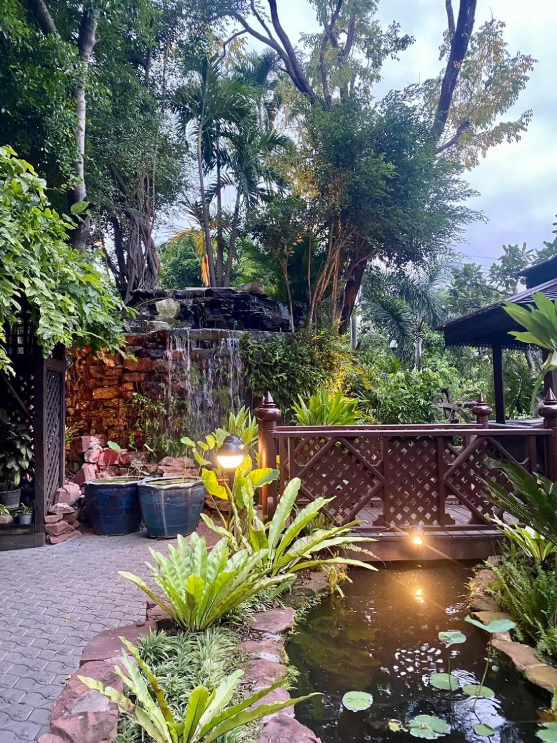 Restaurant/places to eat in Krungsri River Hotel