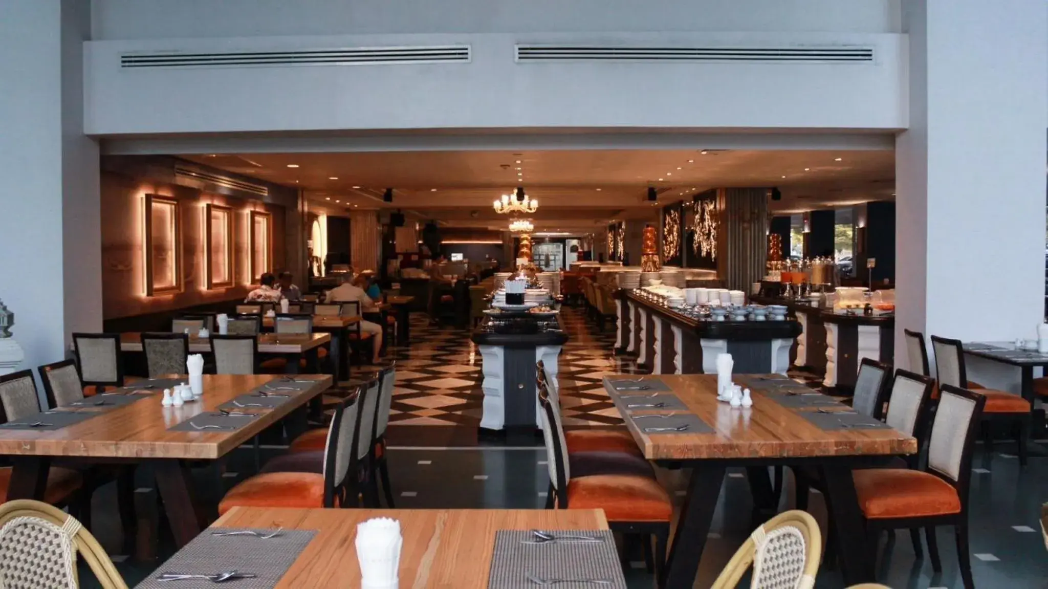 Restaurant/places to eat in Krungsri River Hotel Restaurant/places to eat in Krungsri River Hotel