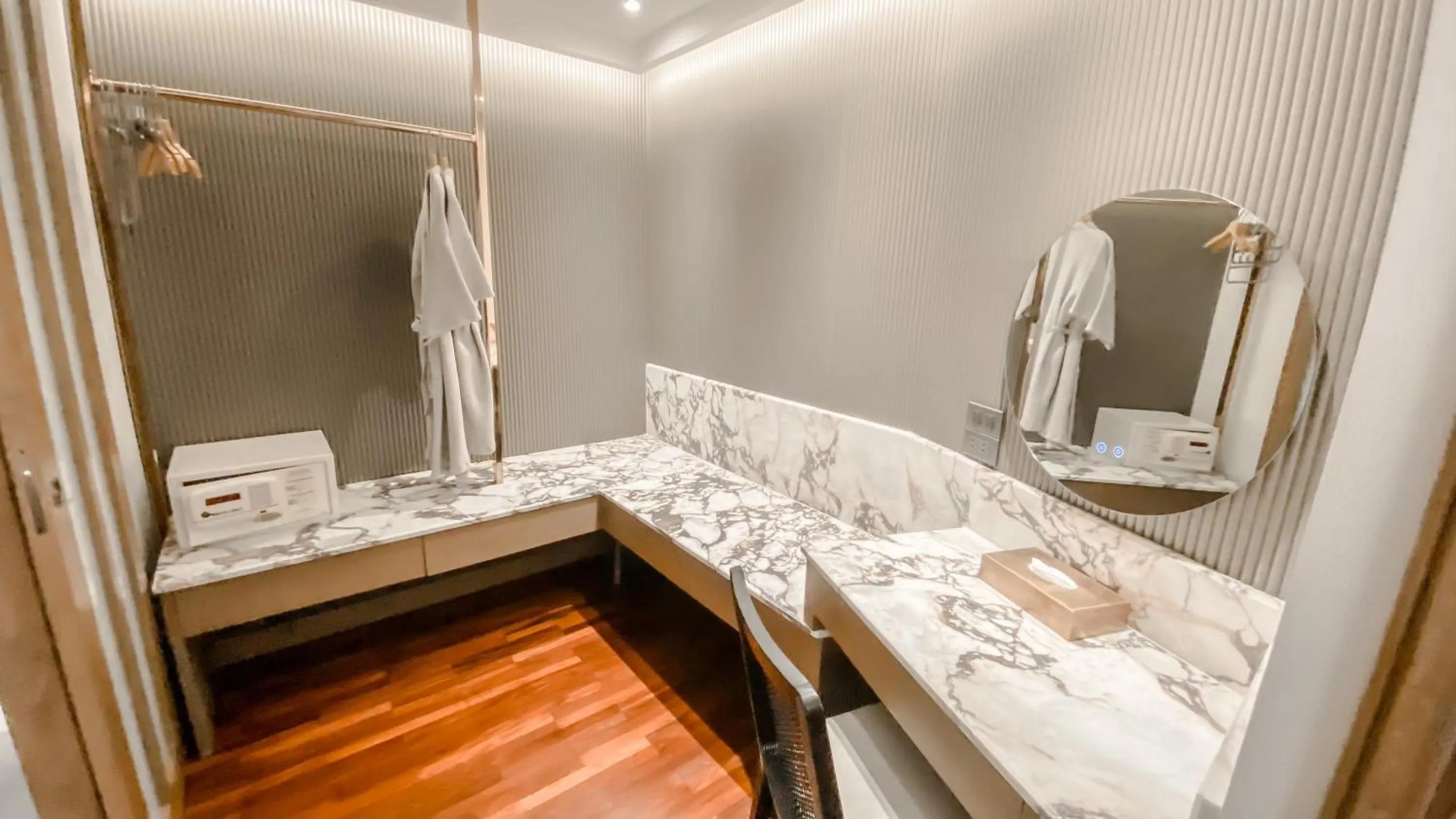 Bathroom, Bed in Krungsri River Hotel