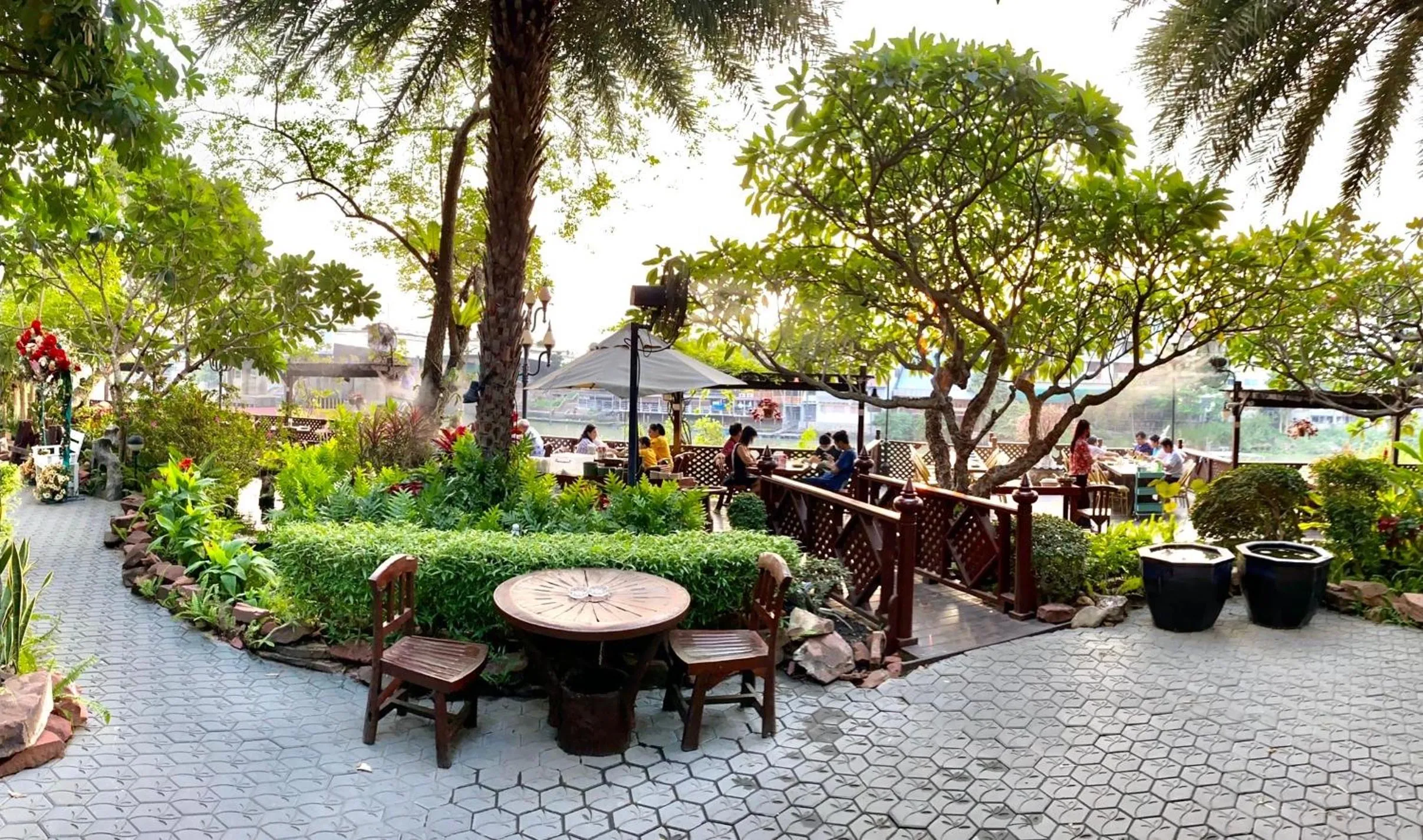 Restaurant/places to eat in Krungsri River Hotel