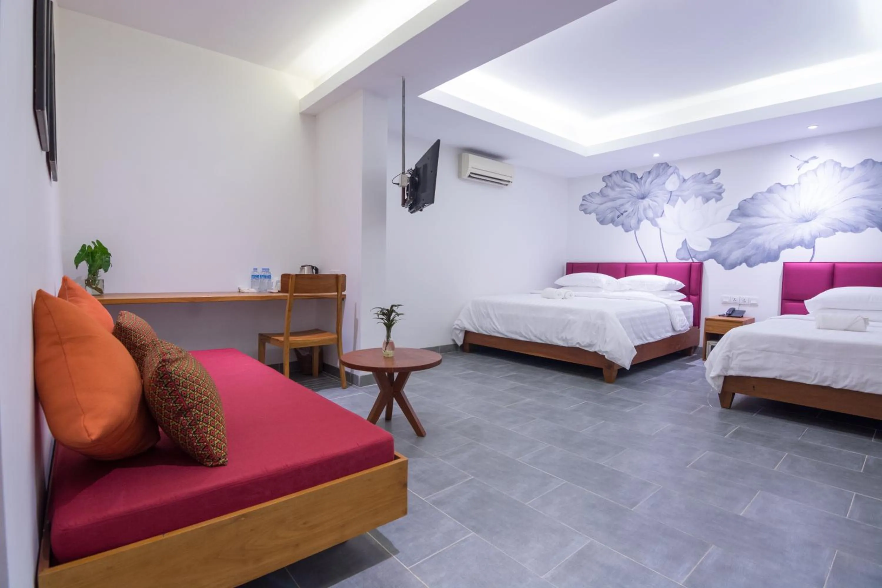 Staff, Bed in Neth Socheata Hotel