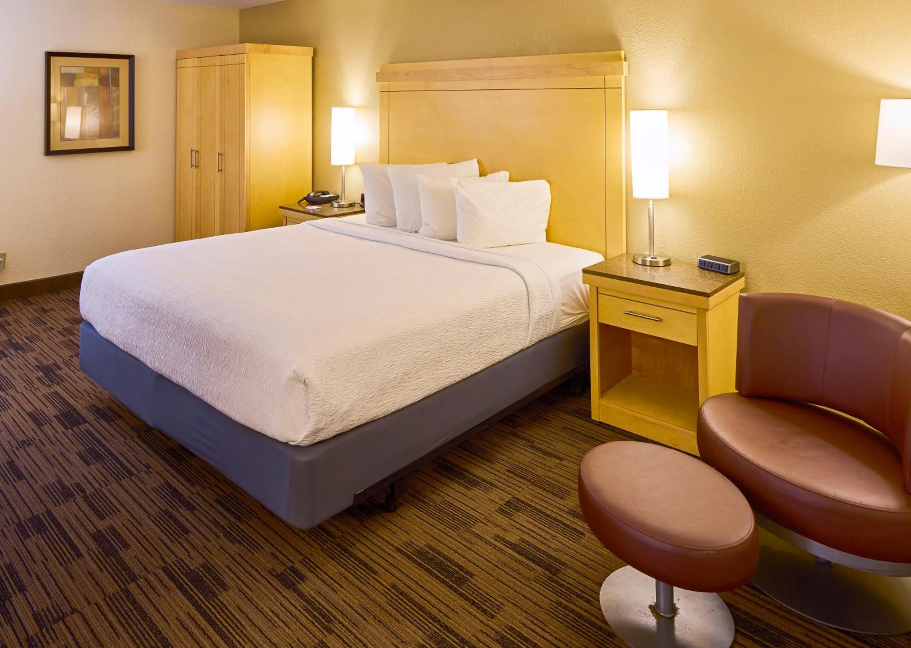 Bed in LivINN Hotel Minneapolis South / Burnsville