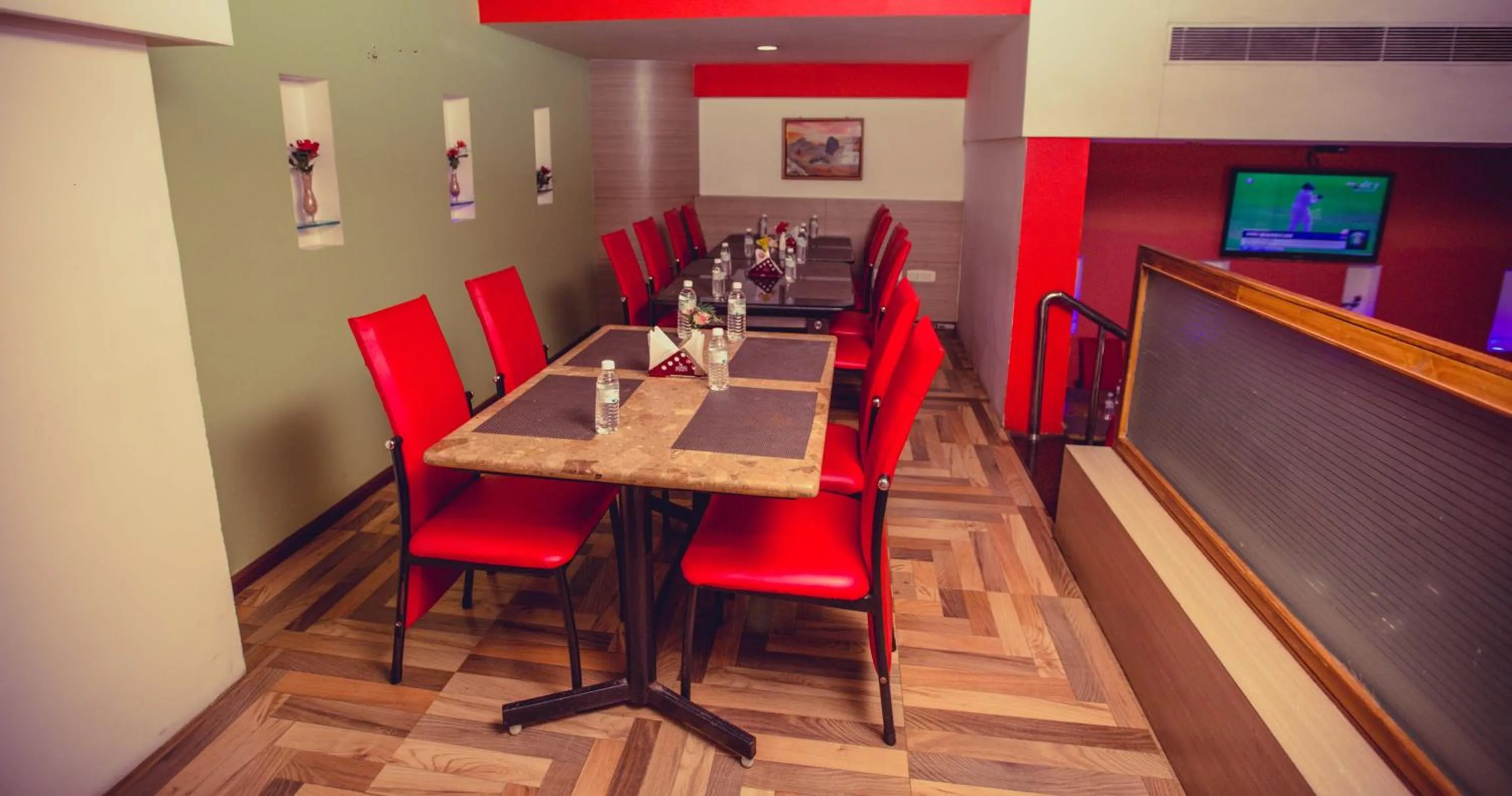 Restaurant/places to eat in Hotel Shelter