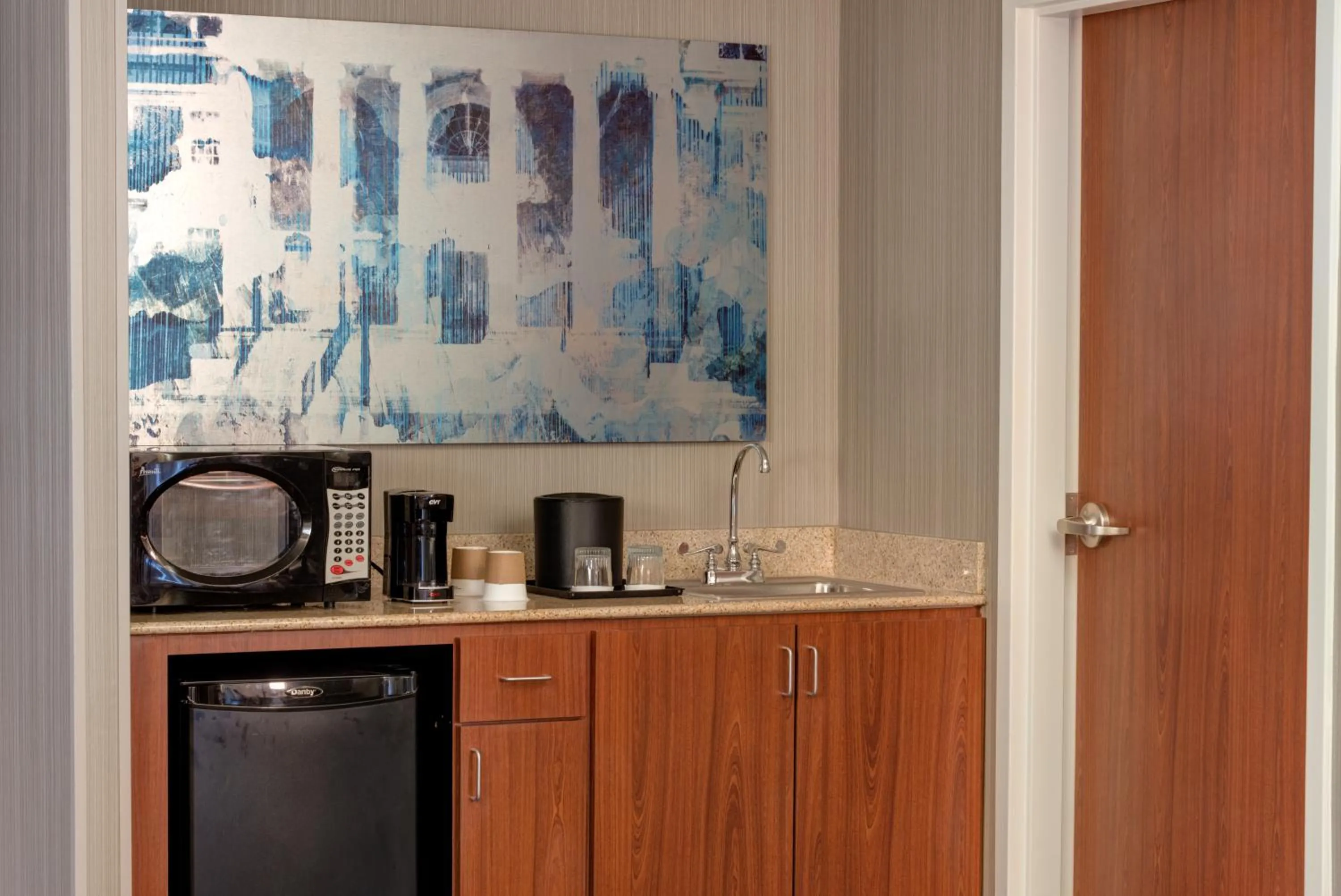 Coffee/tea facilities in Courtyard Chapel Hill