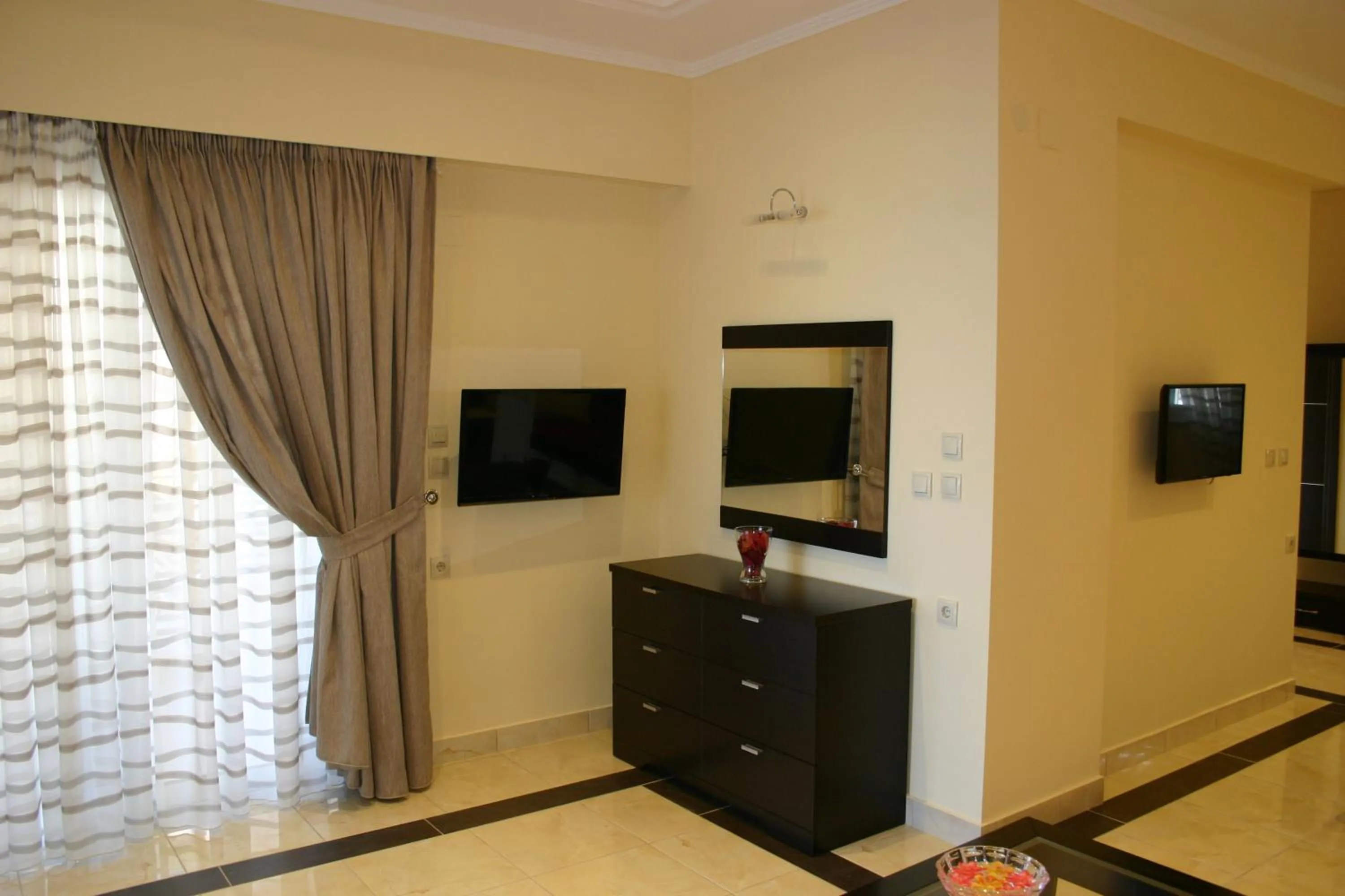 TV and multimedia in Petit Palais Hotel