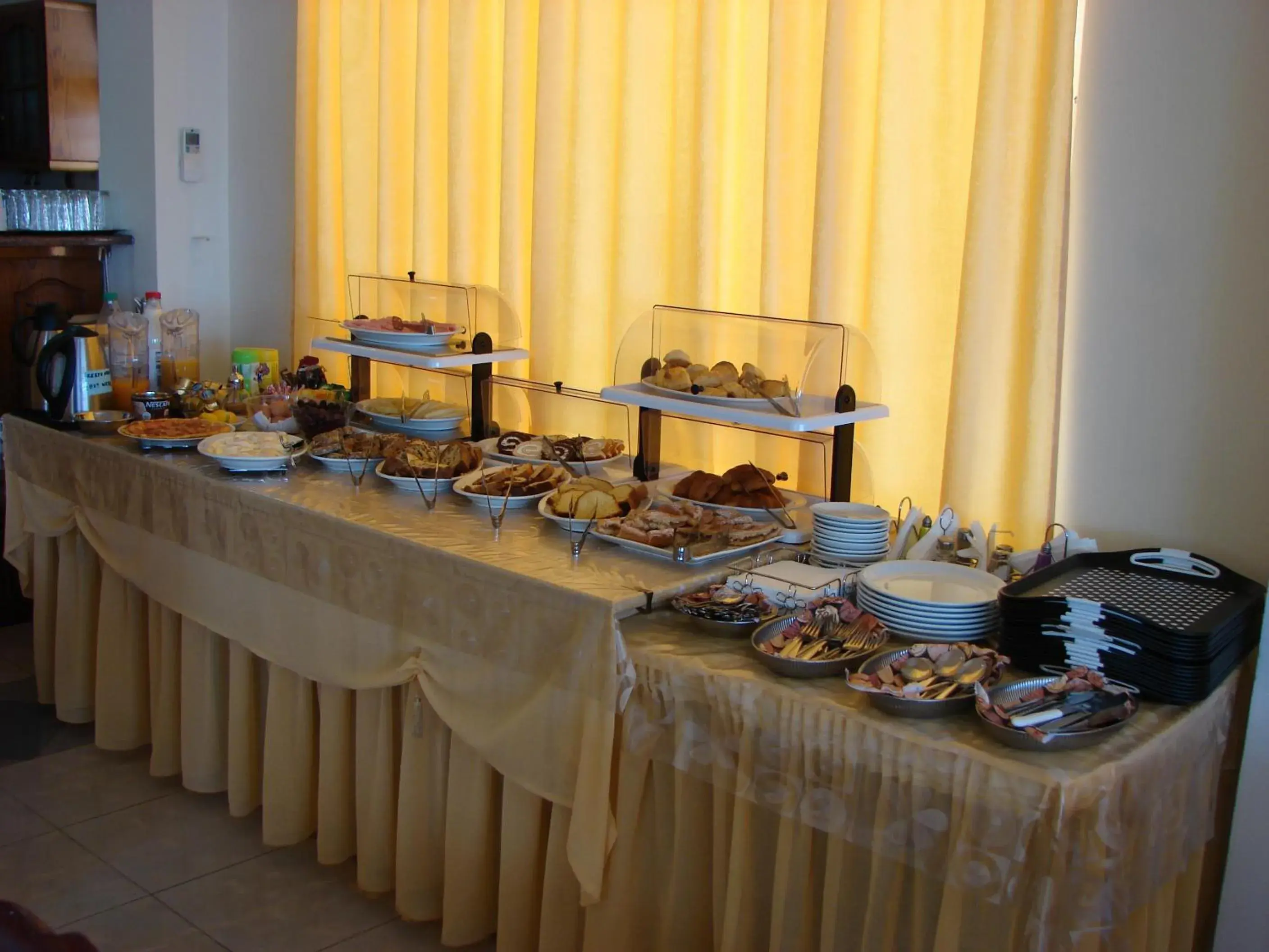 Restaurant/places to eat in Petit Palais Hotel Restaurant/places to eat in Petit Palais Hotel