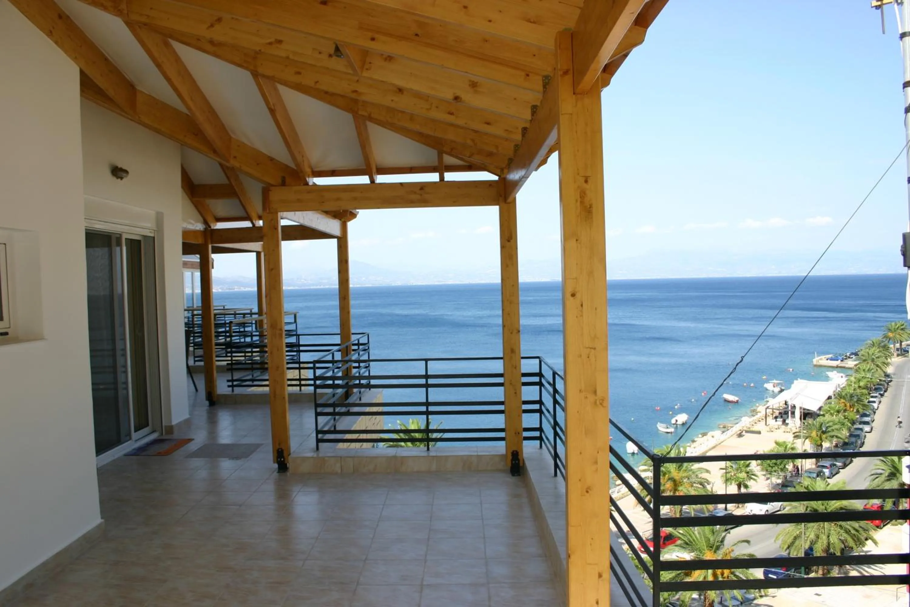 Restaurant/places to eat in Petit Palais Hotel