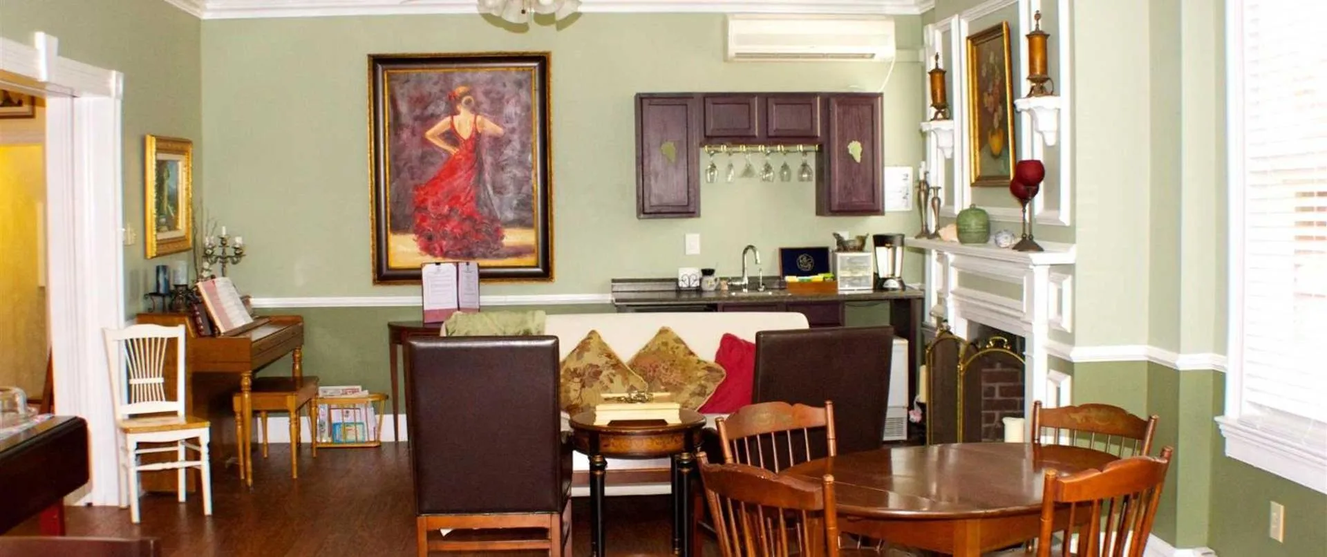 Communal lounge/ TV room in Carisbrooke Inn Bed & Breakfast