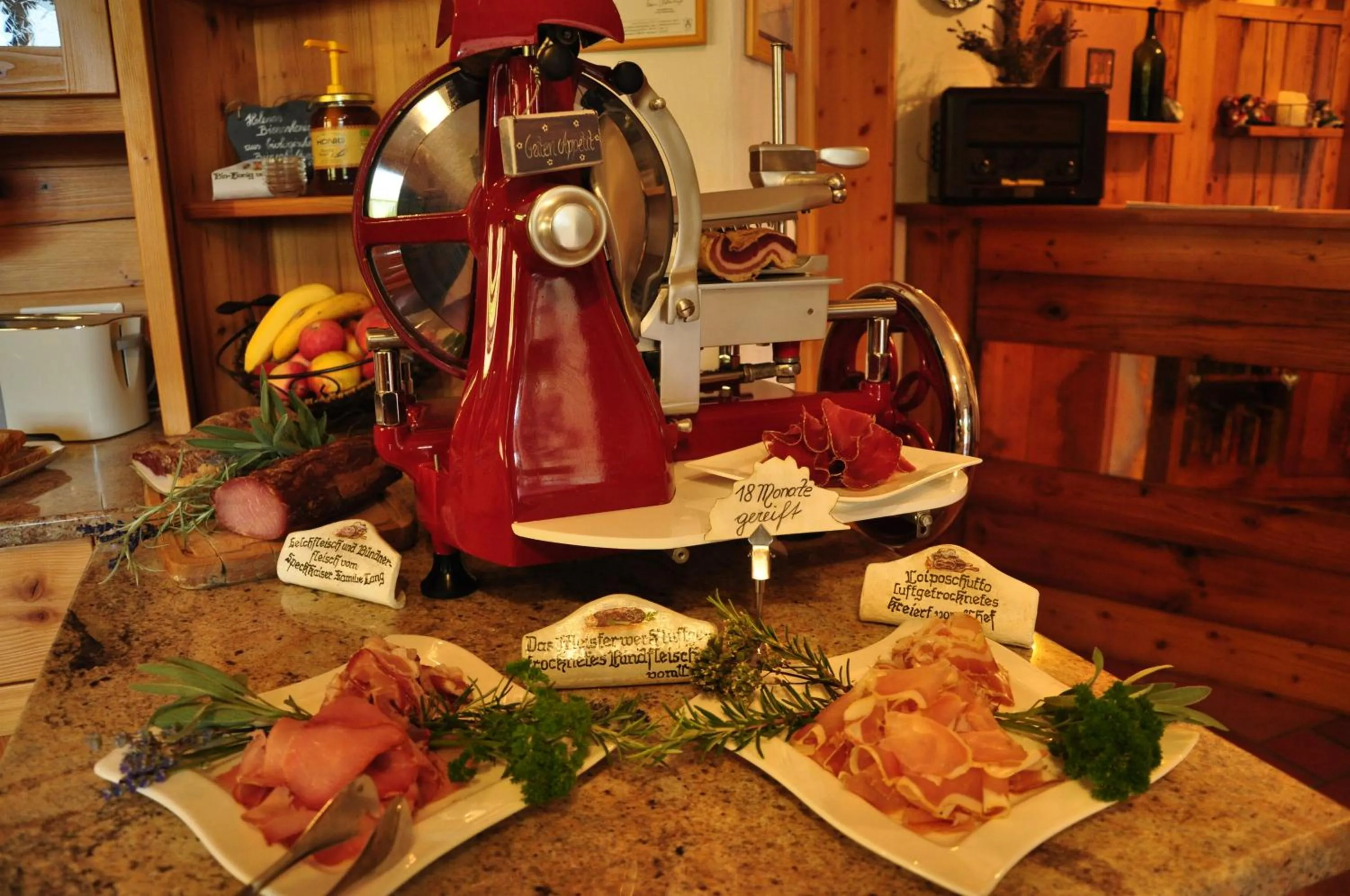 Buffet breakfast in Gmiatliche Stubm