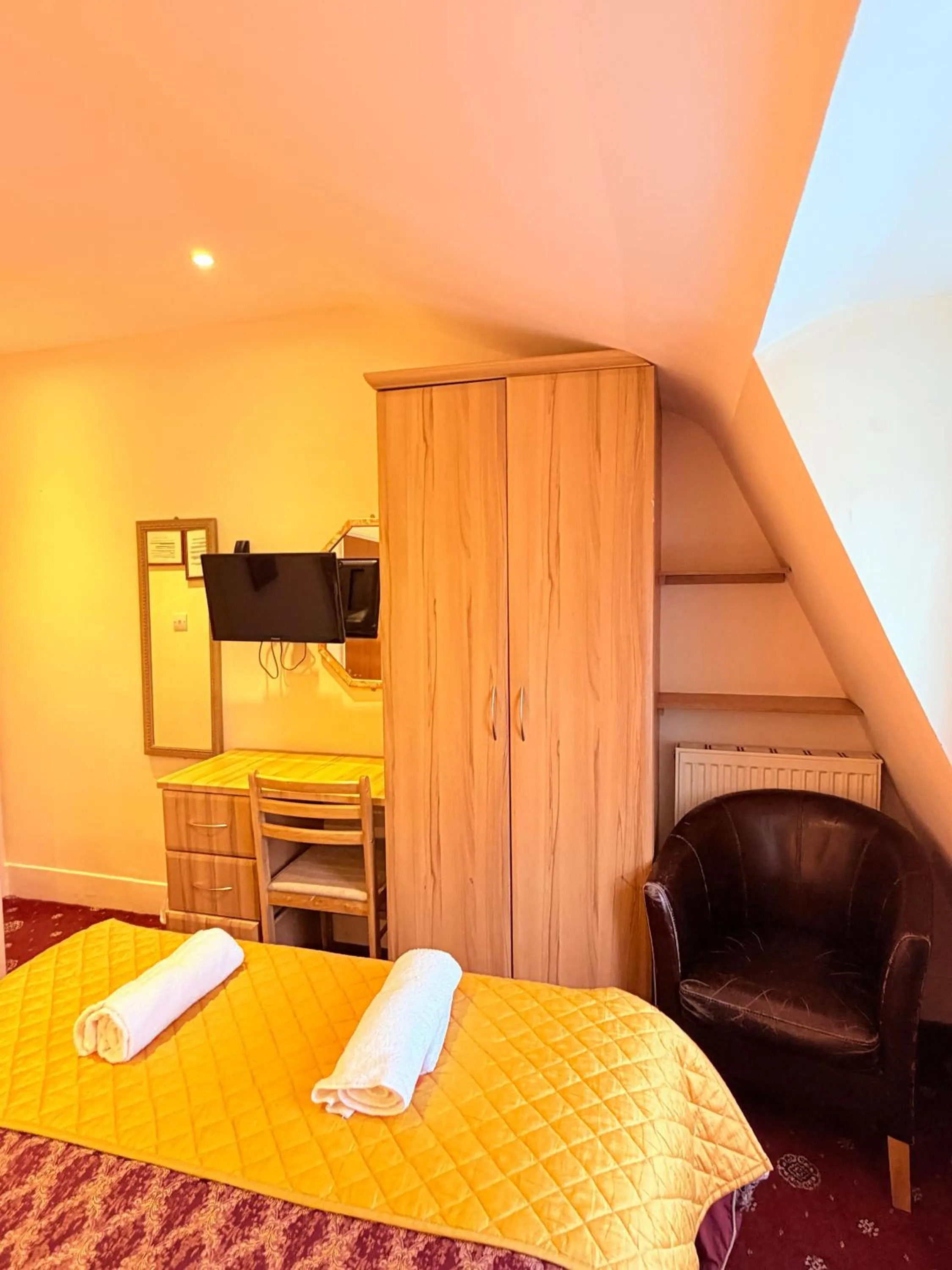 Bed in Albro House Hotel, London