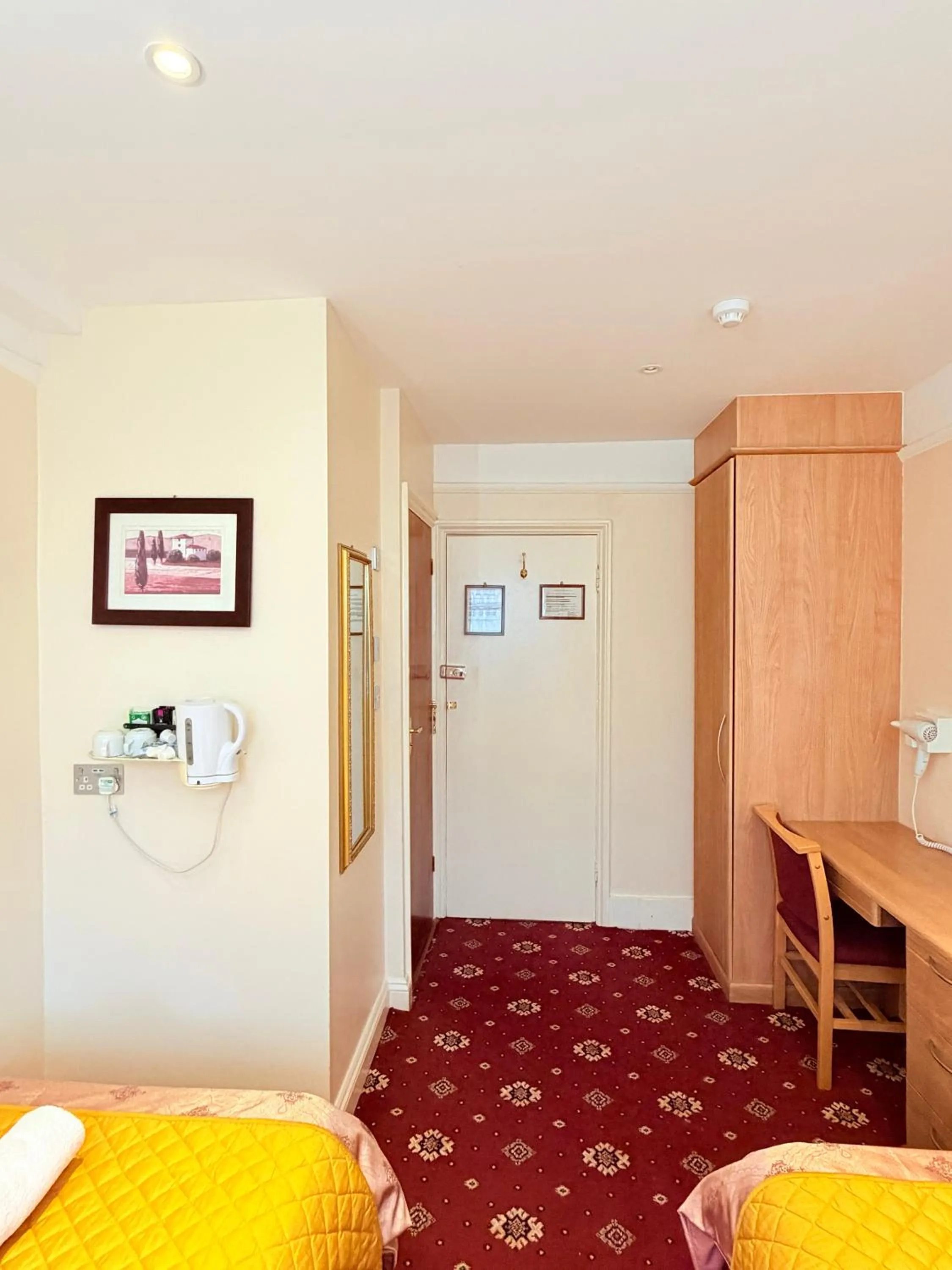 Bed in Albro House Hotel, London