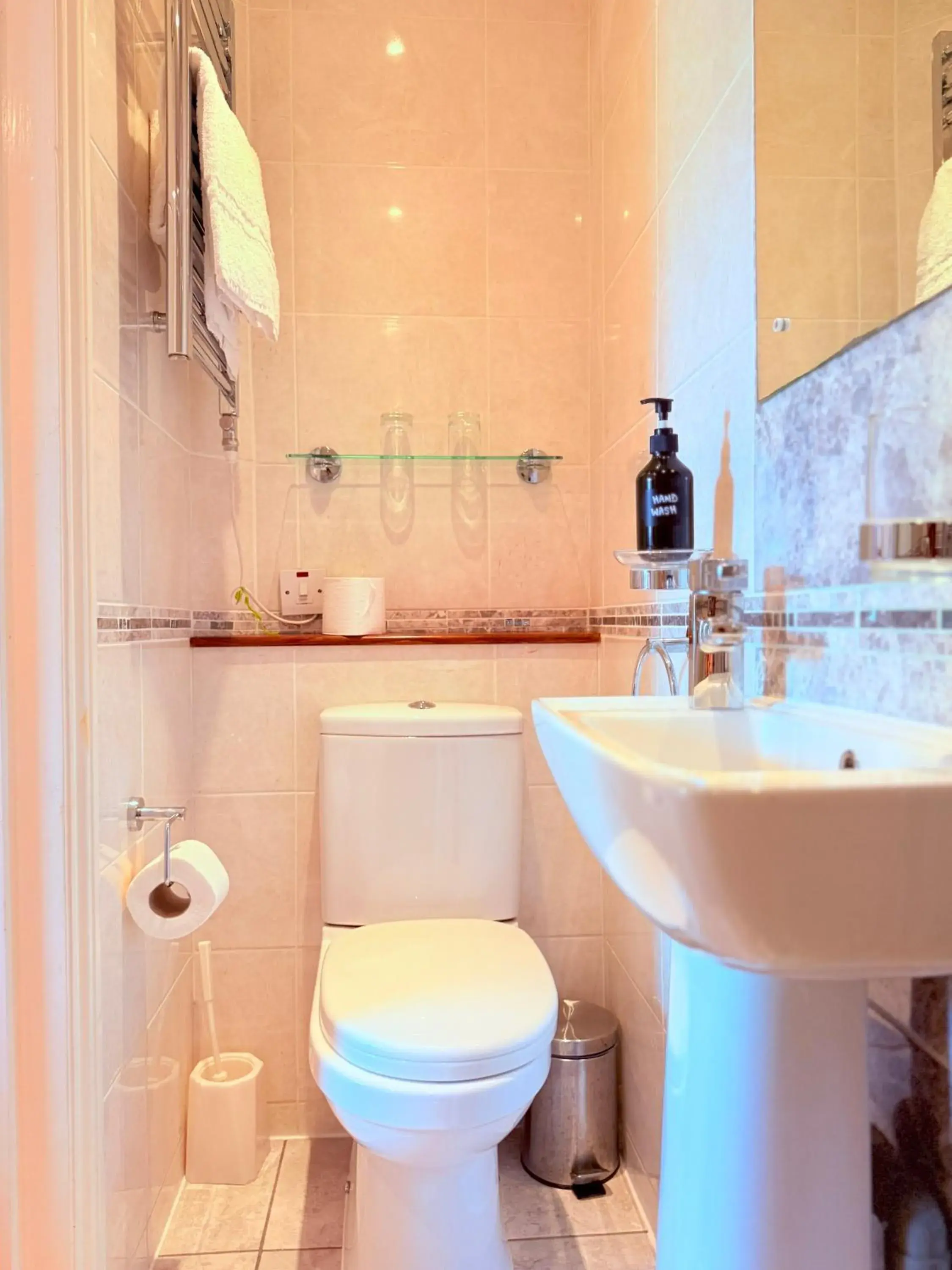 Toilet in Albro House Hotel, London Toilet in Albro House Hotel, London