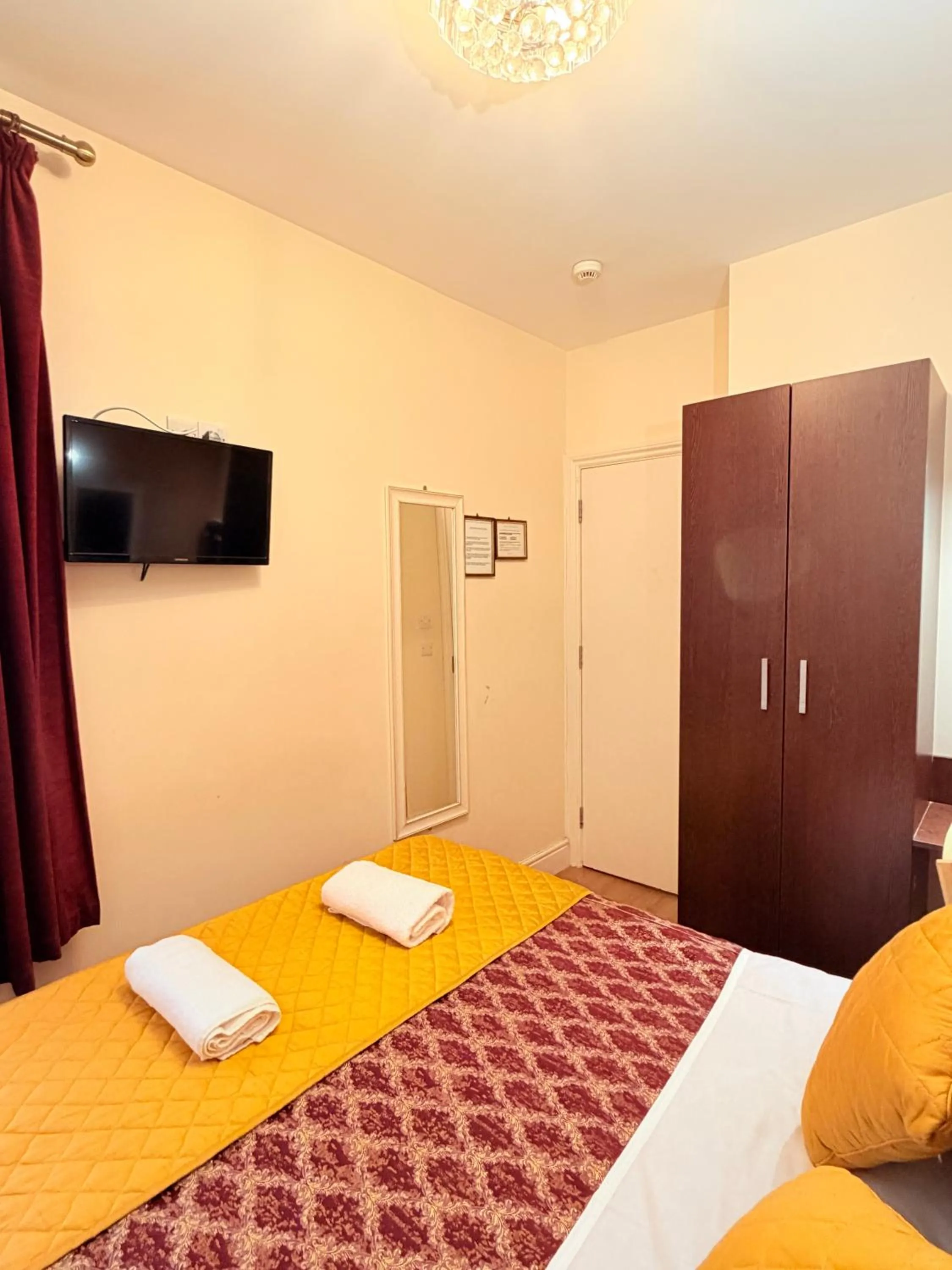 Bed in Albro House Hotel, London