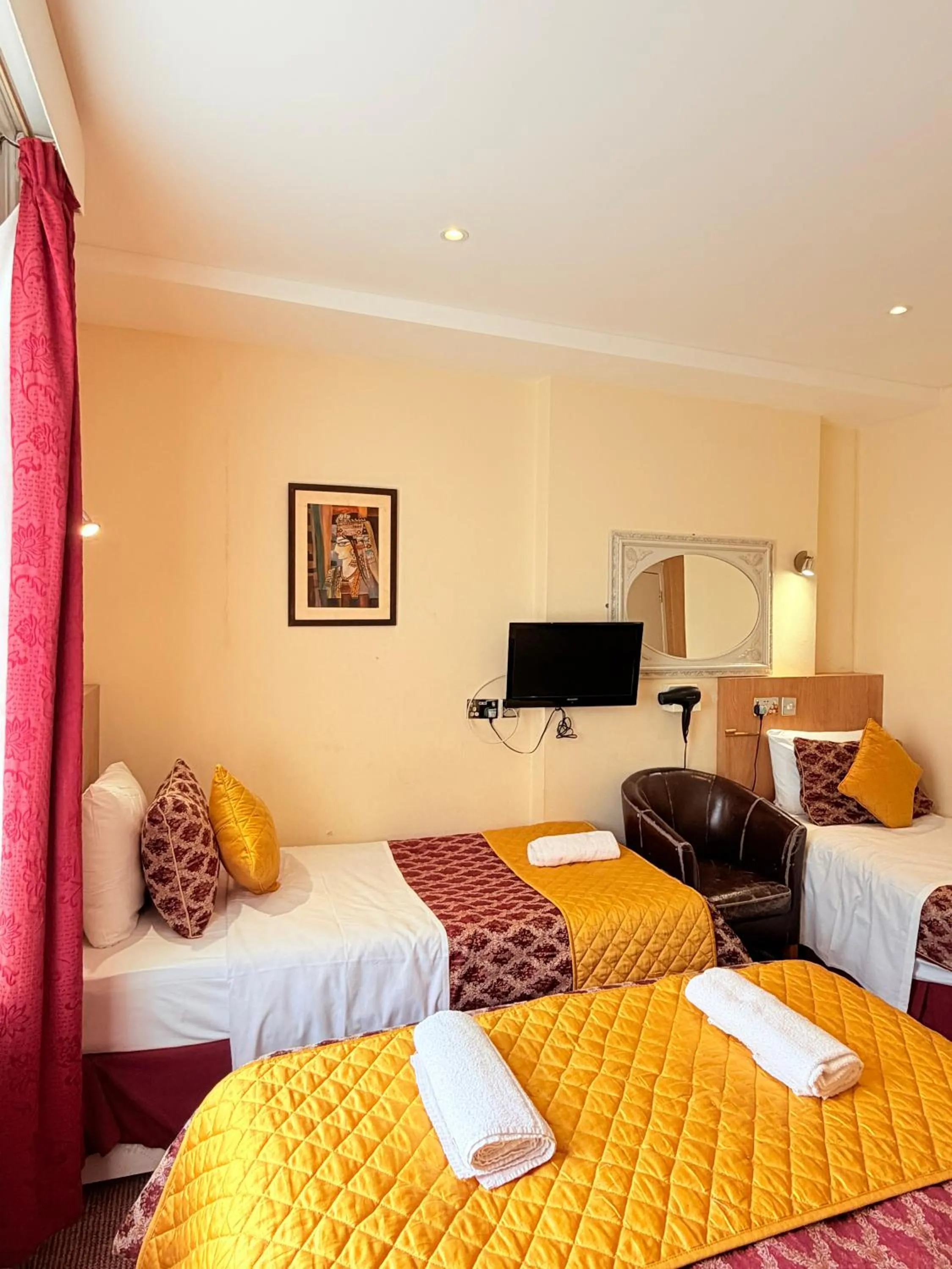 Bed in Albro House Hotel, London