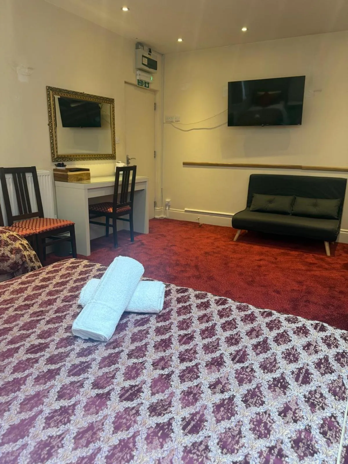 Bed in Albro House Hotel, London