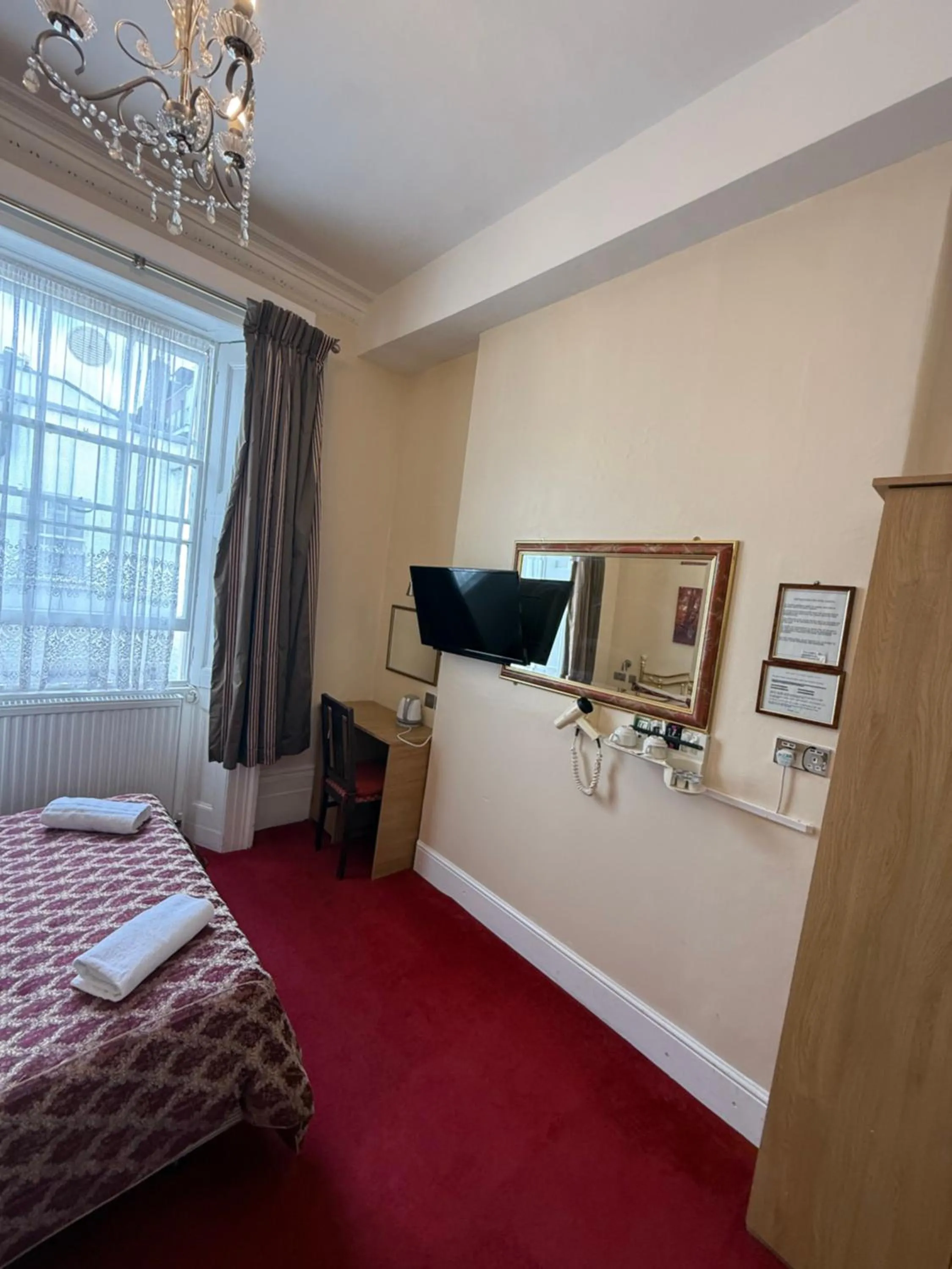 Bed in Albro House Hotel, London